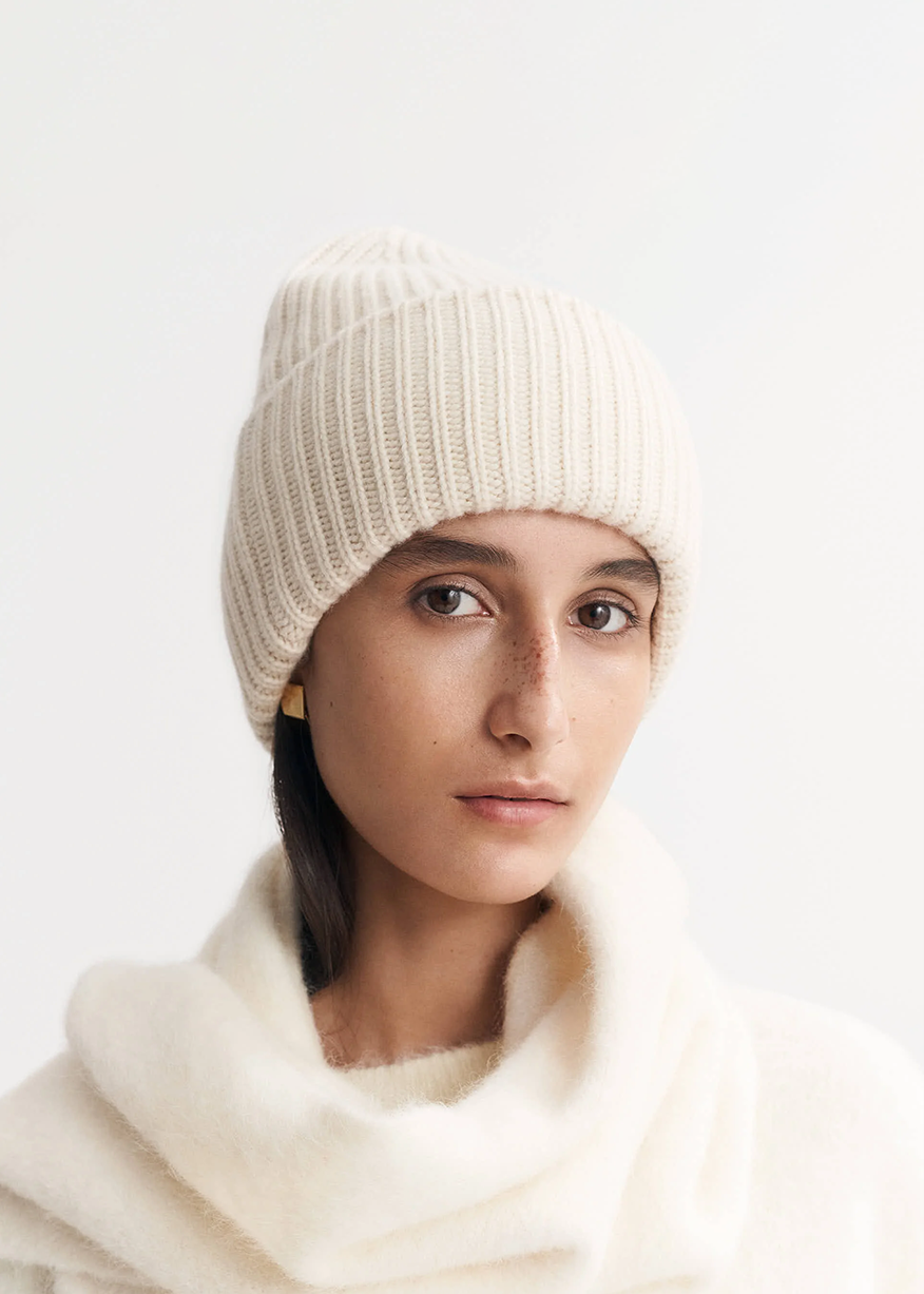 RIBBED BEANIE IN WHITE