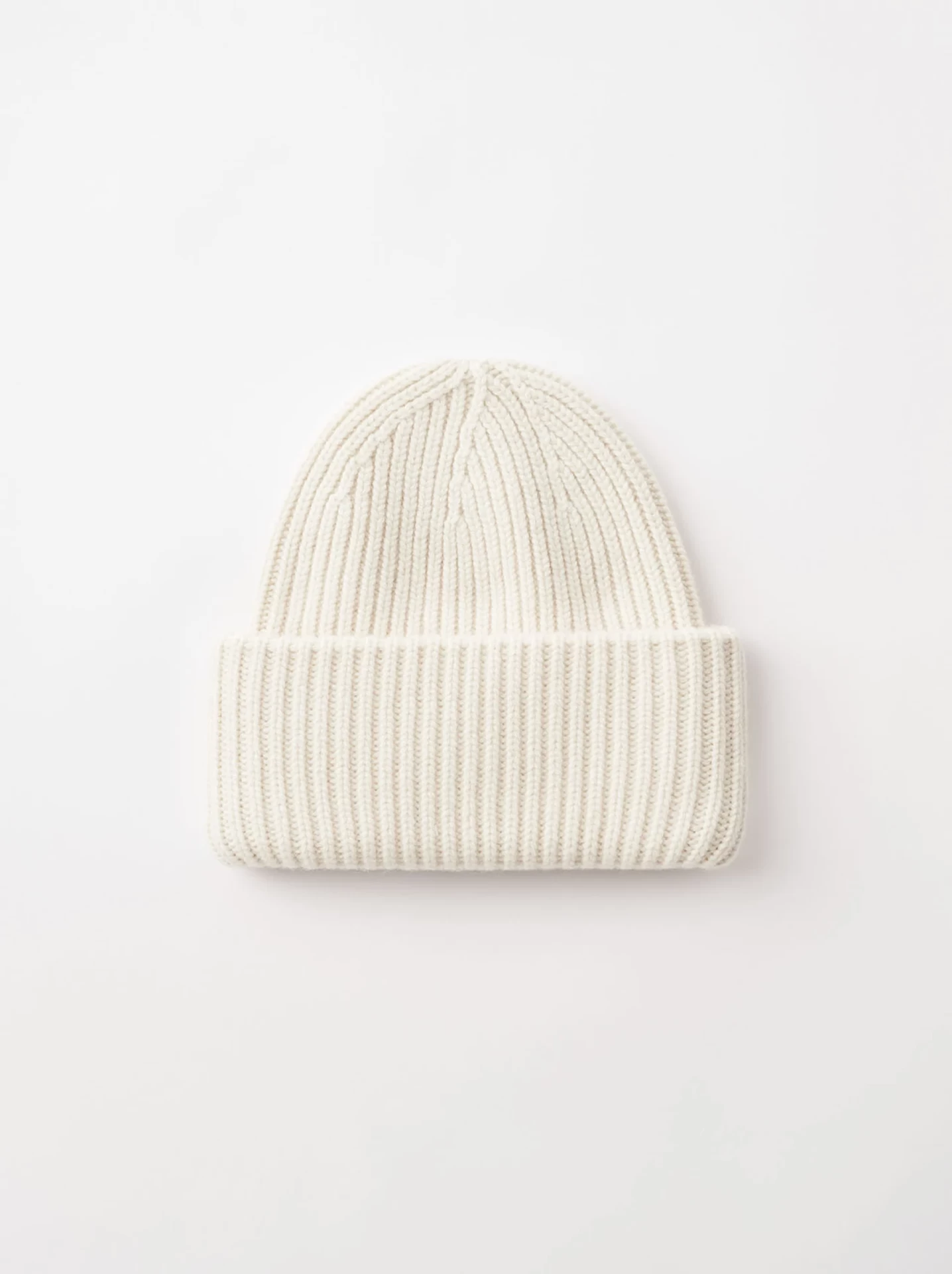 RIBBED BEANIE IN WHITE