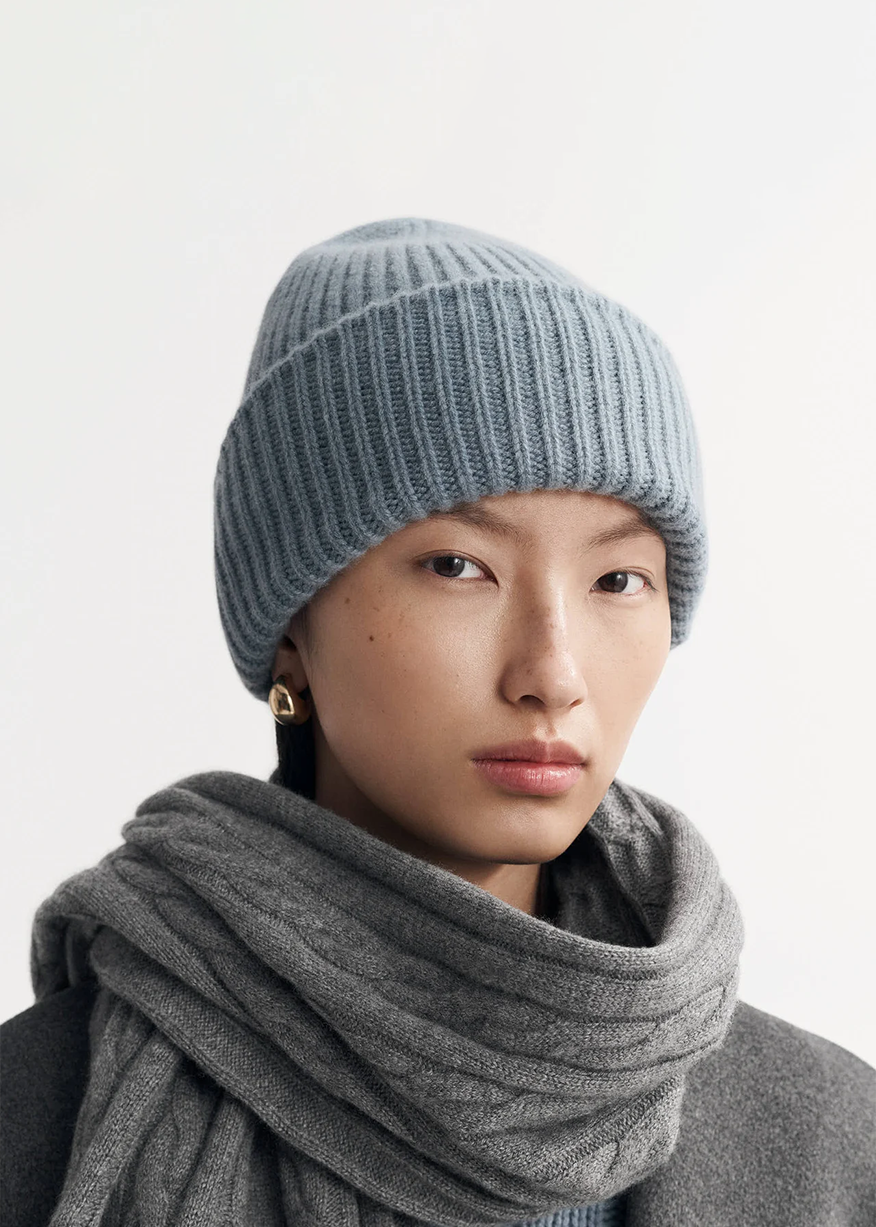 RIBBED BEANIE IN BLUE