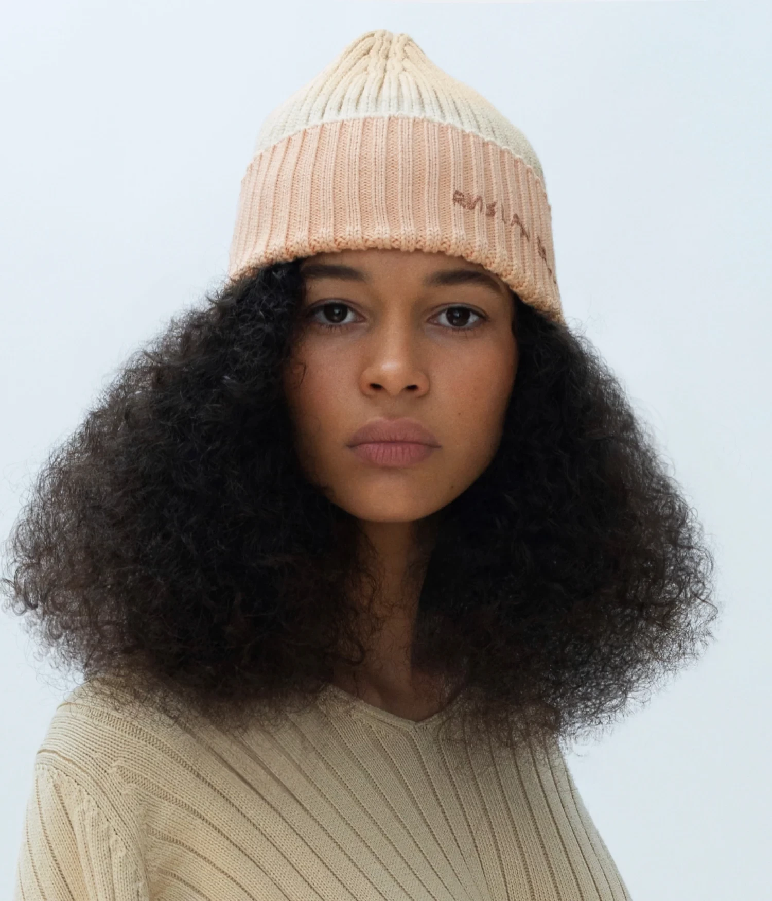 BEANIE HAT IN CREAM/BEIGE