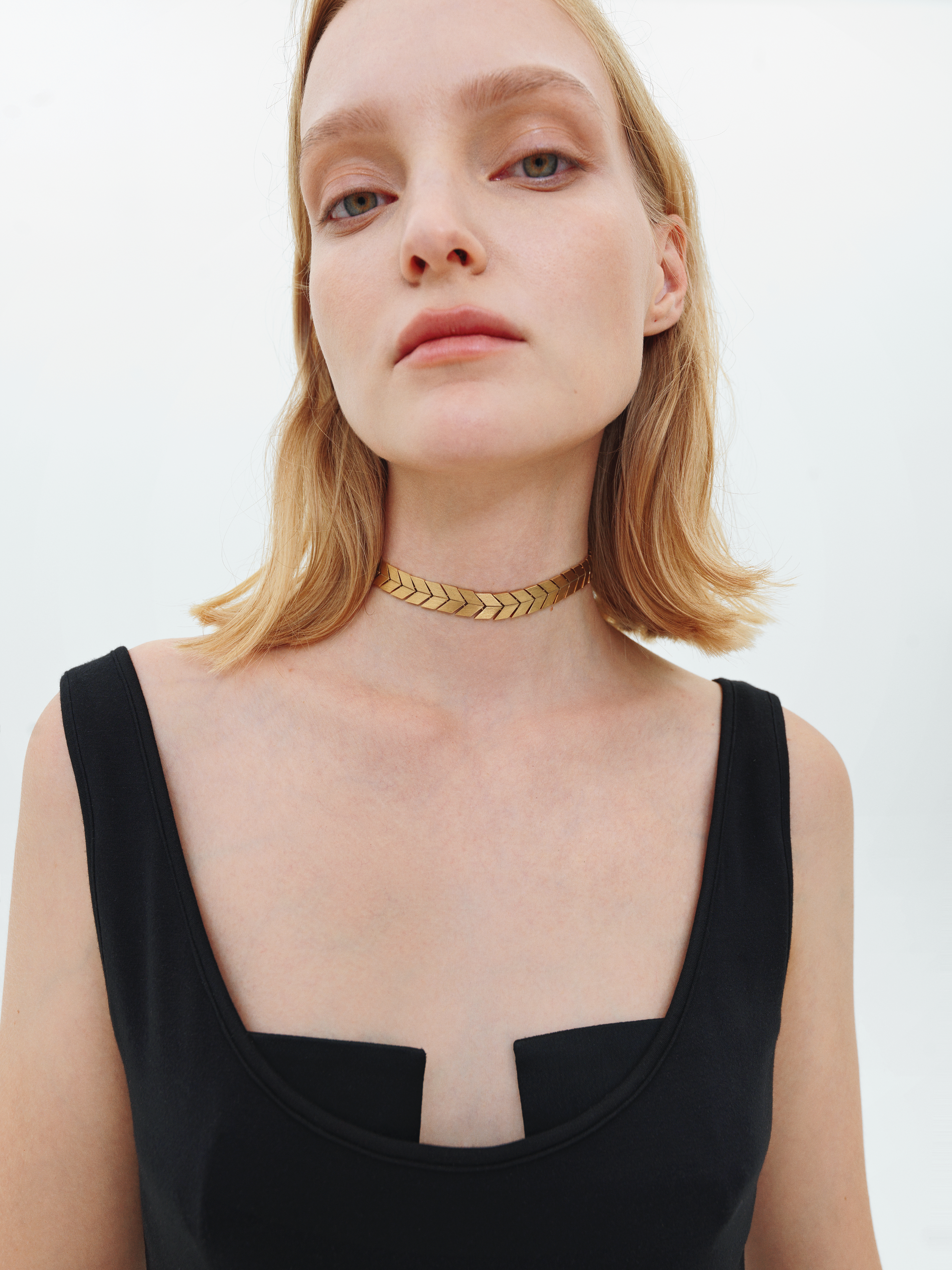 FLAT SPIKELET CHOKER IN GOLD