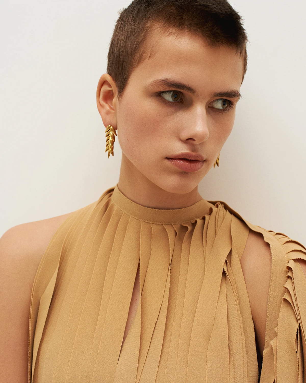 SPIKELET SHORT EARRINGS IN GOLD