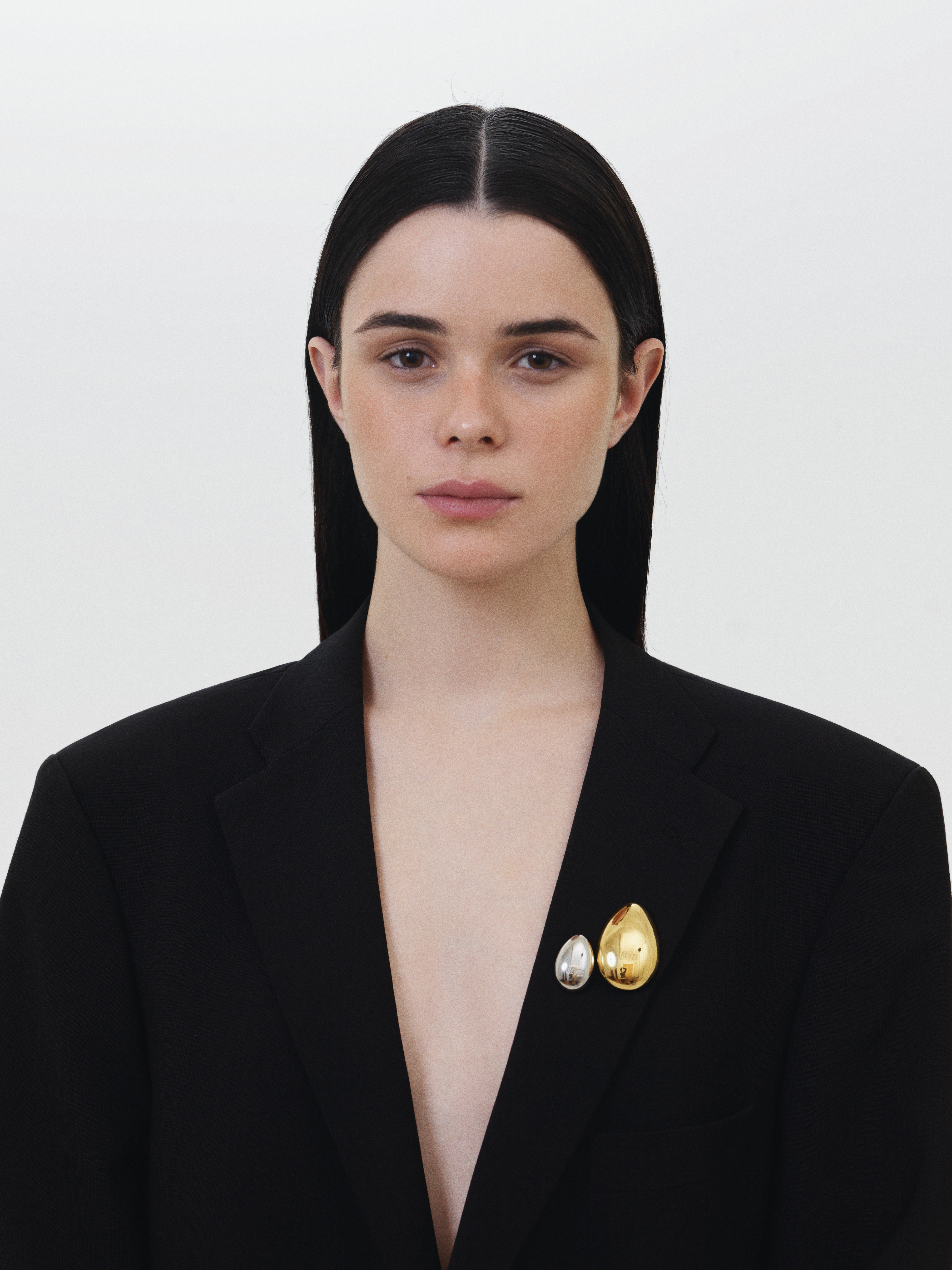 EGG BROOCH IN GOLD