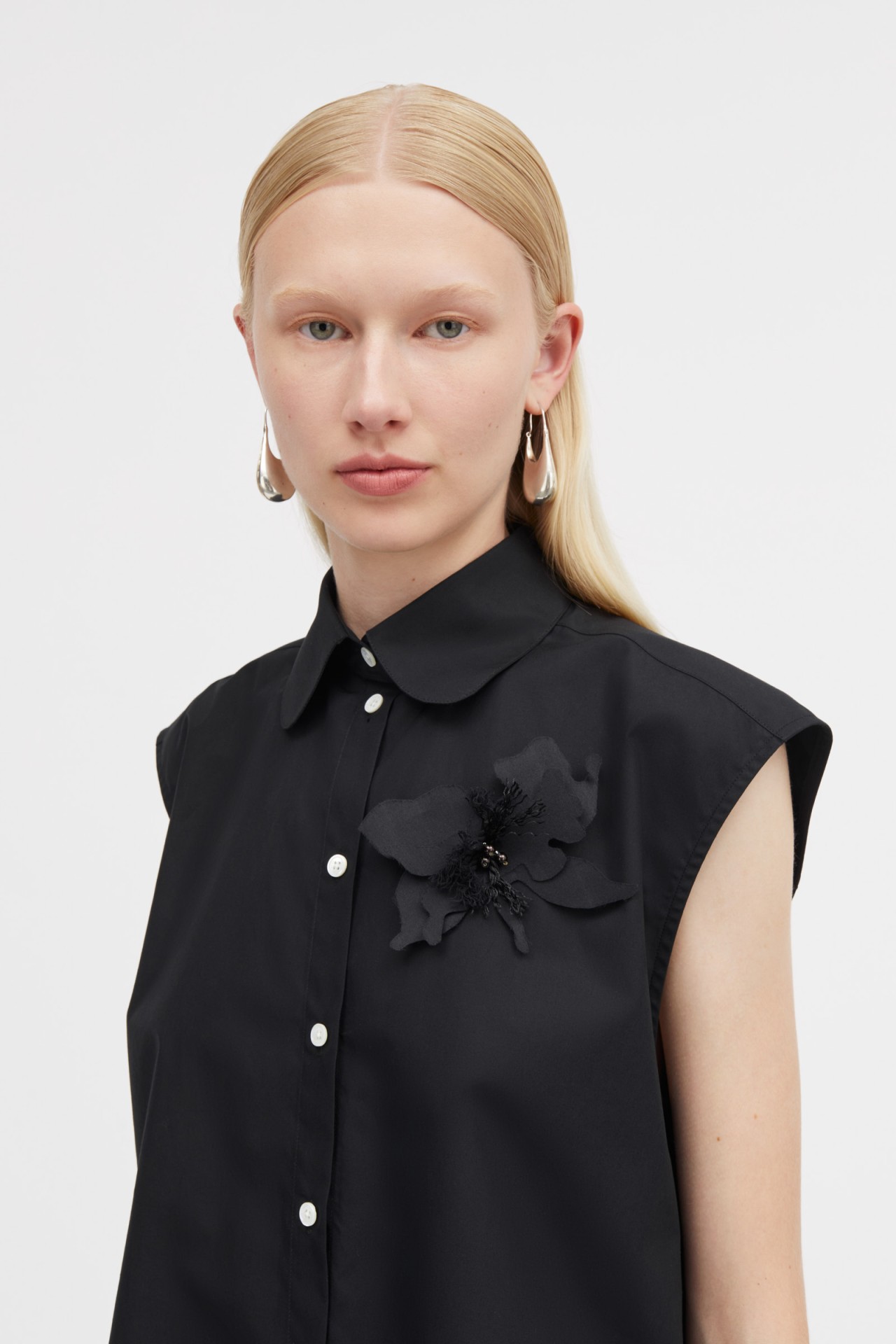 AMANDA SILK BROOCH IN BLACK
