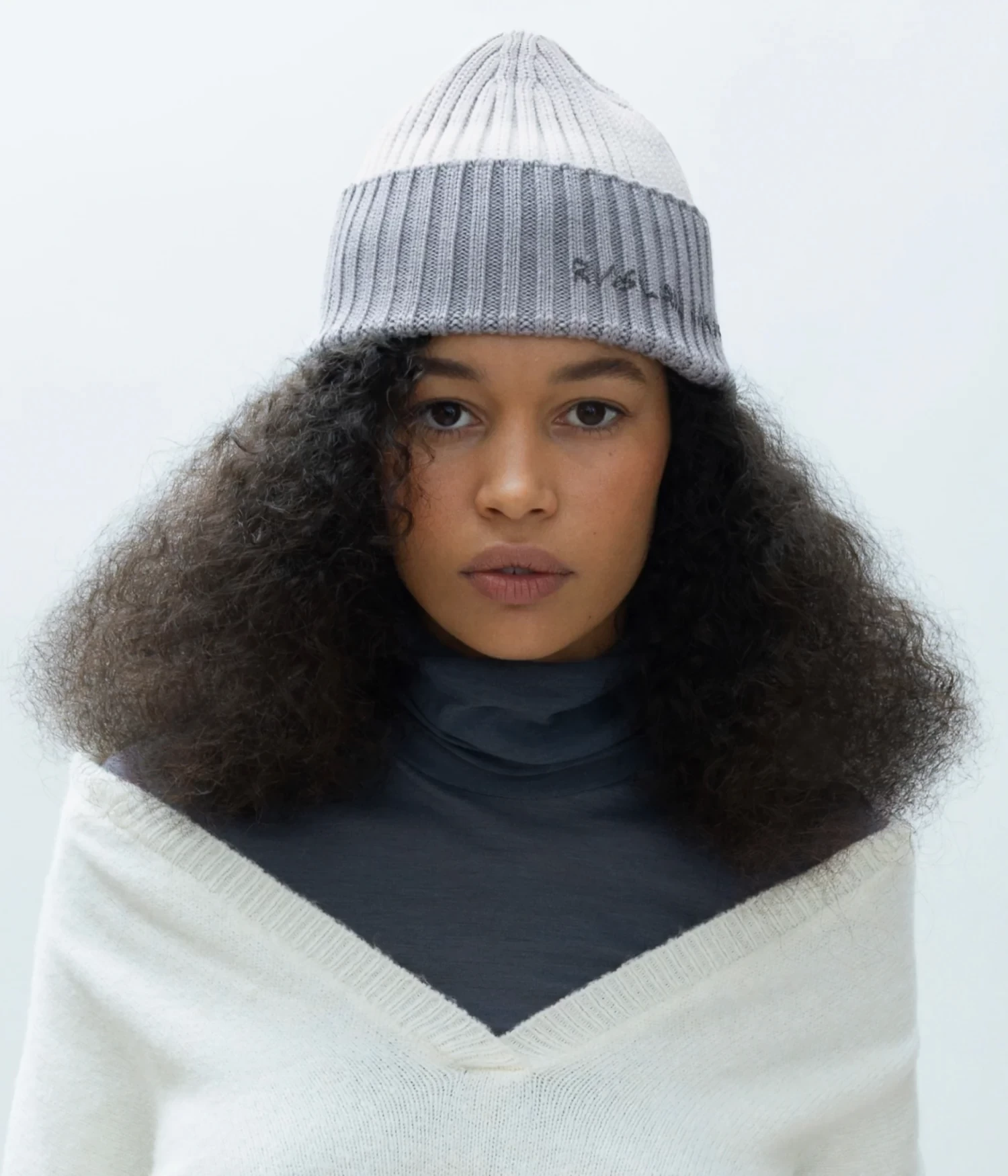 BEANIE HAT IN CREM/GREY