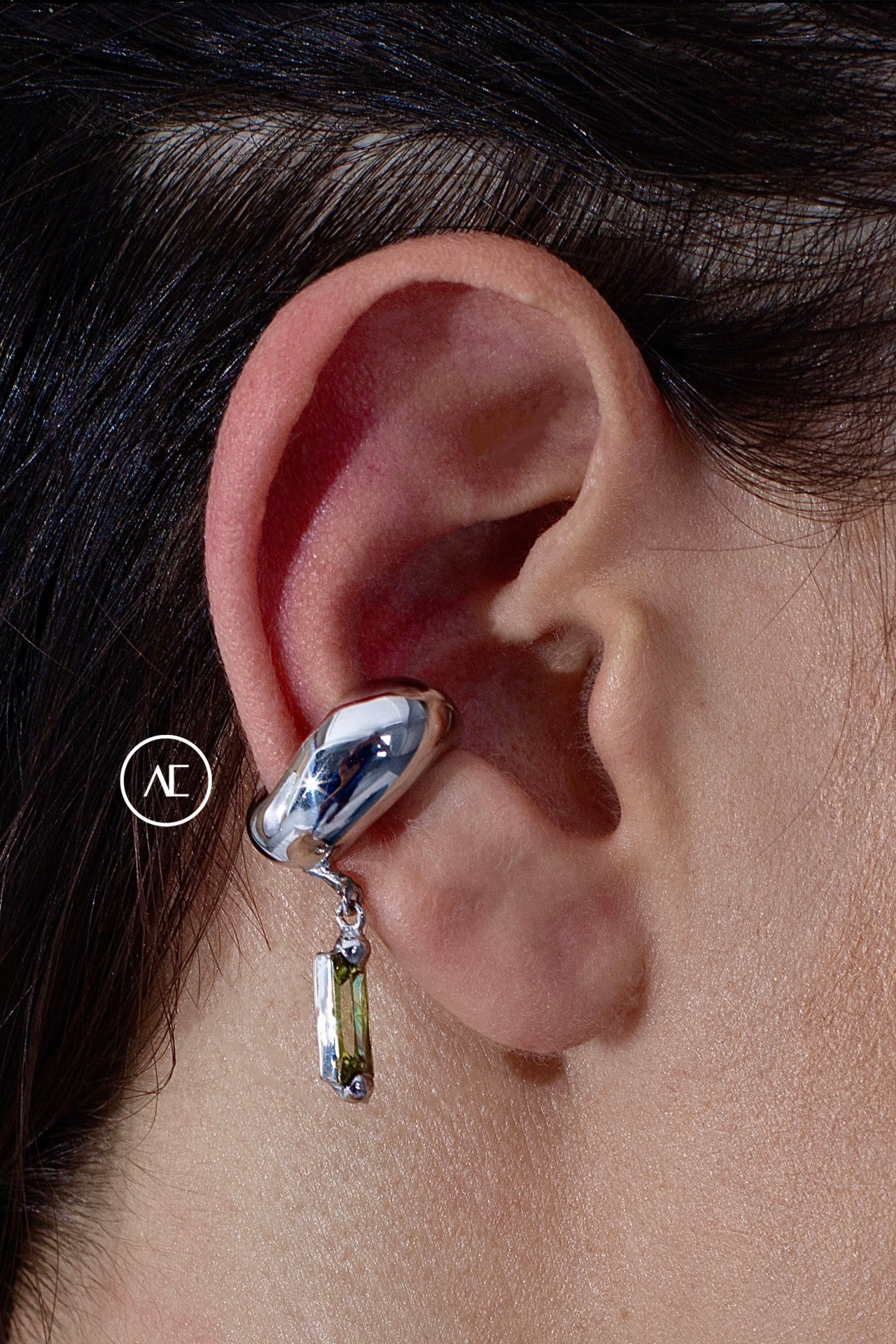 BLOWN GREEN CHARM EAR CUFF IN SILVER