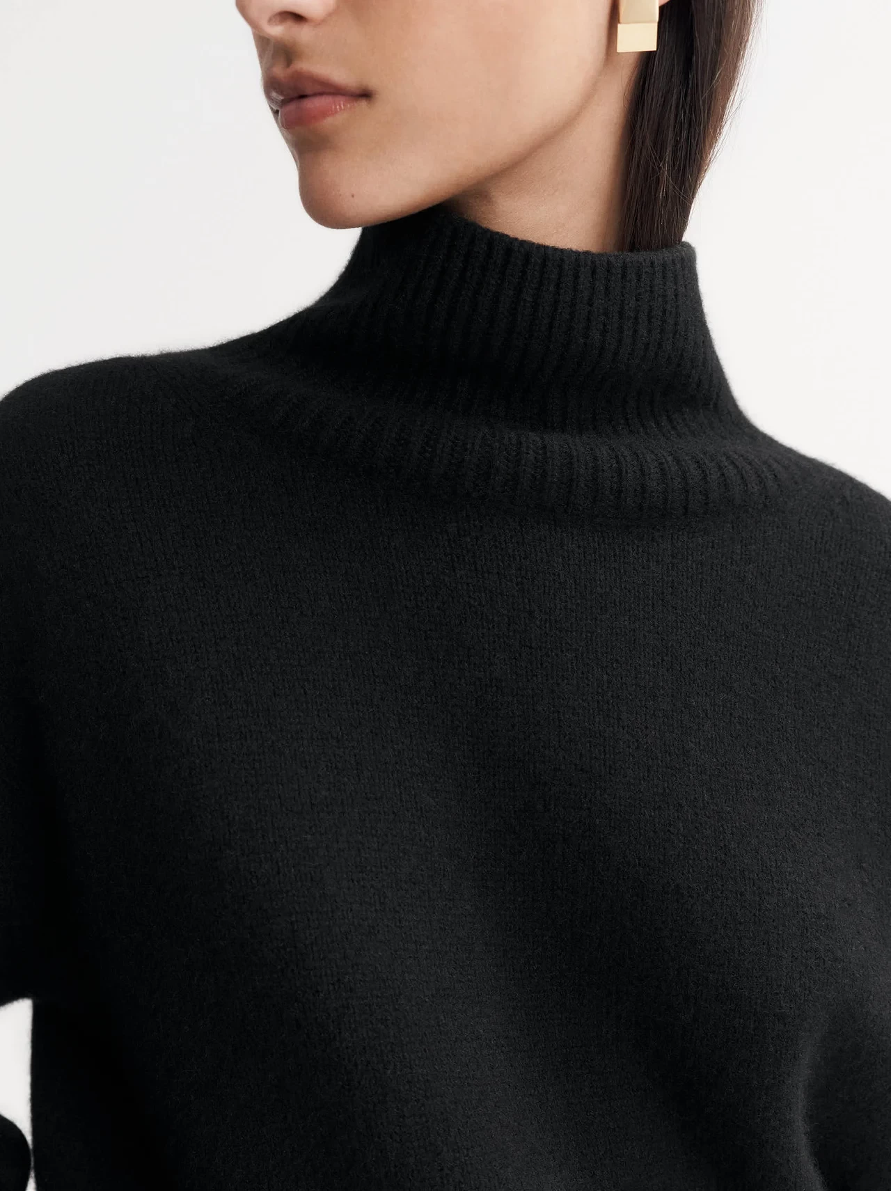 BOYFRIEND TURTLENECK IN BLACK