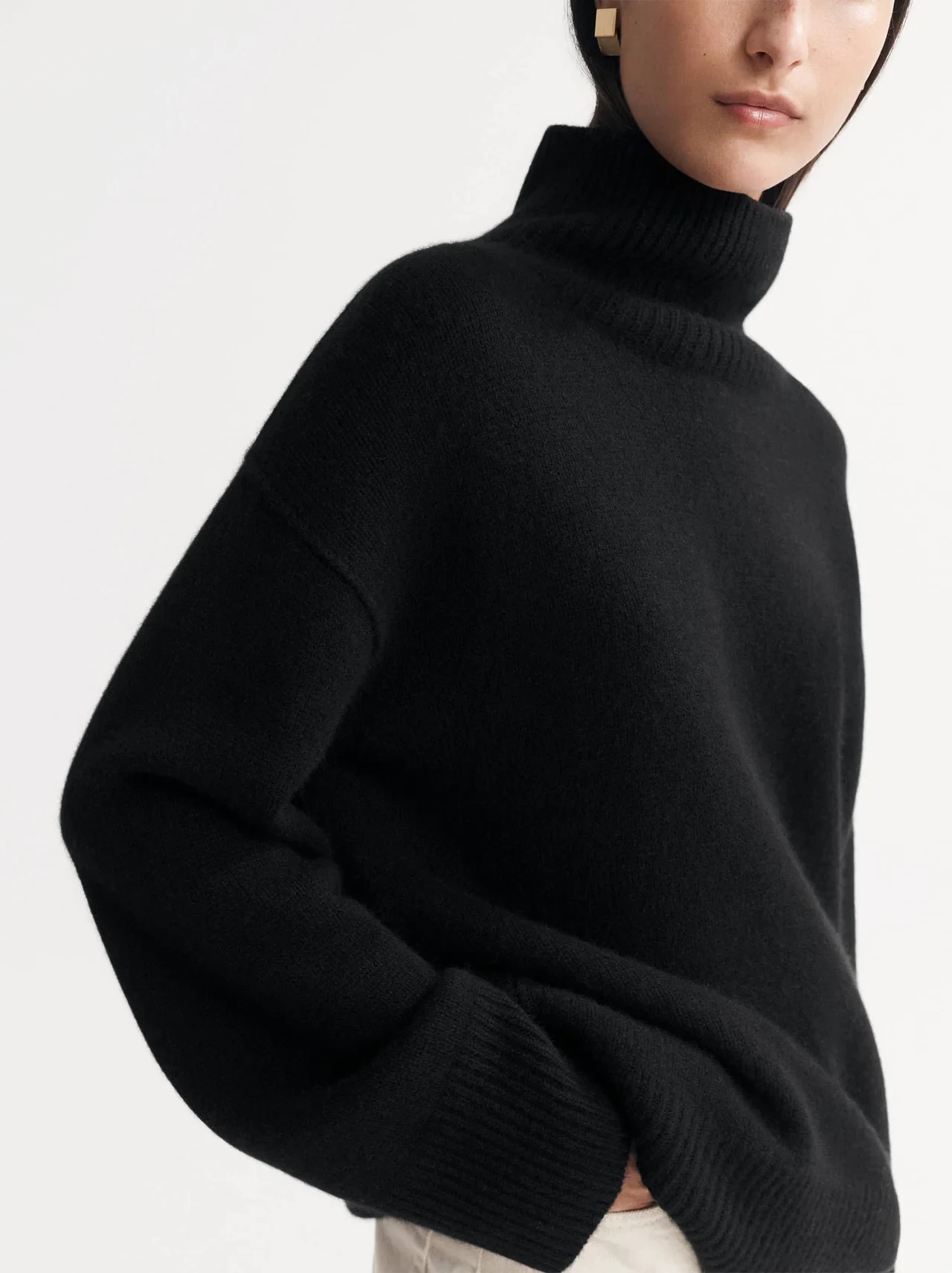 BOYFRIEND TURTLENECK IN BLACK