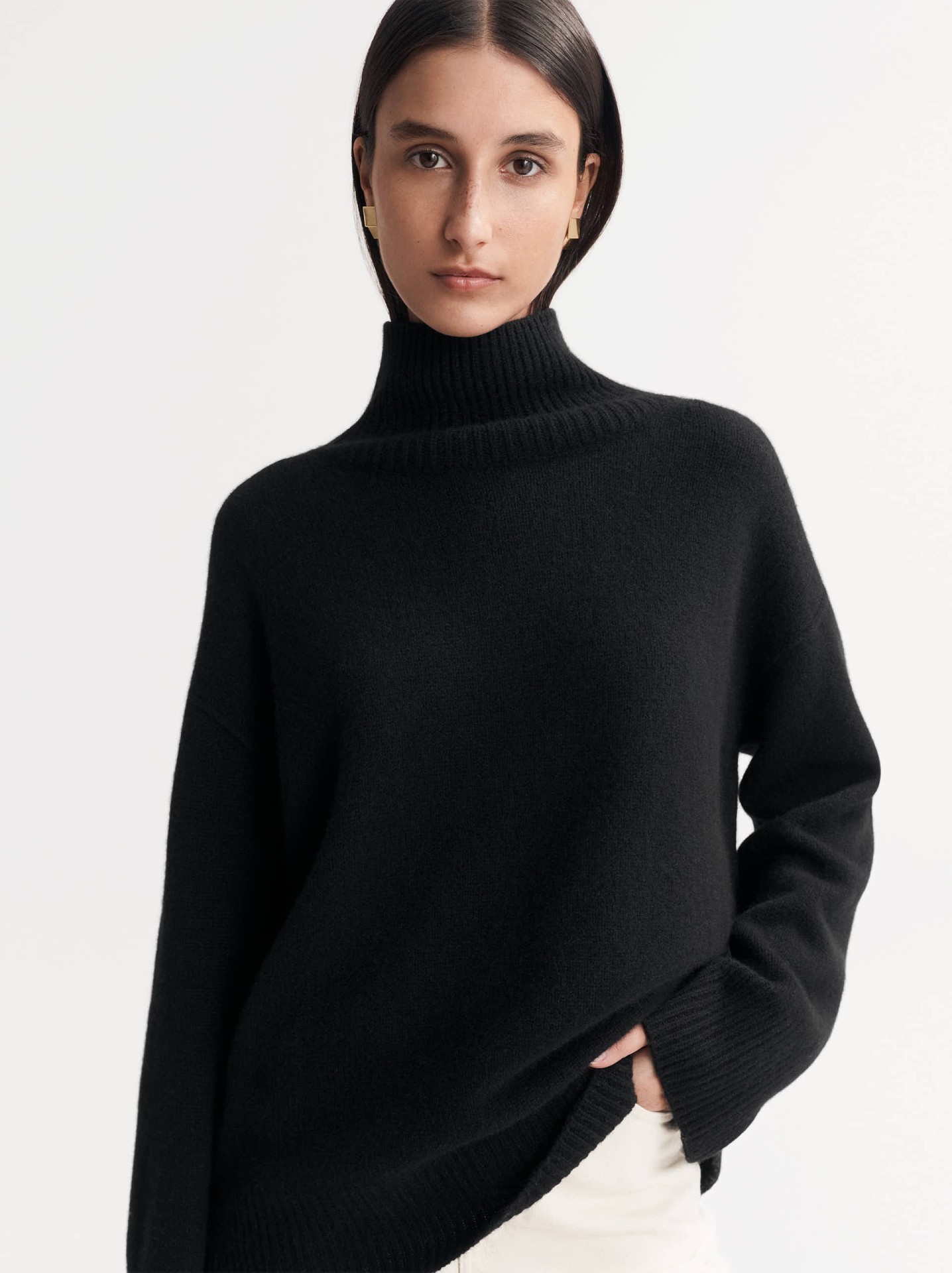 BOYFRIEND TURTLENECK IN BLACK