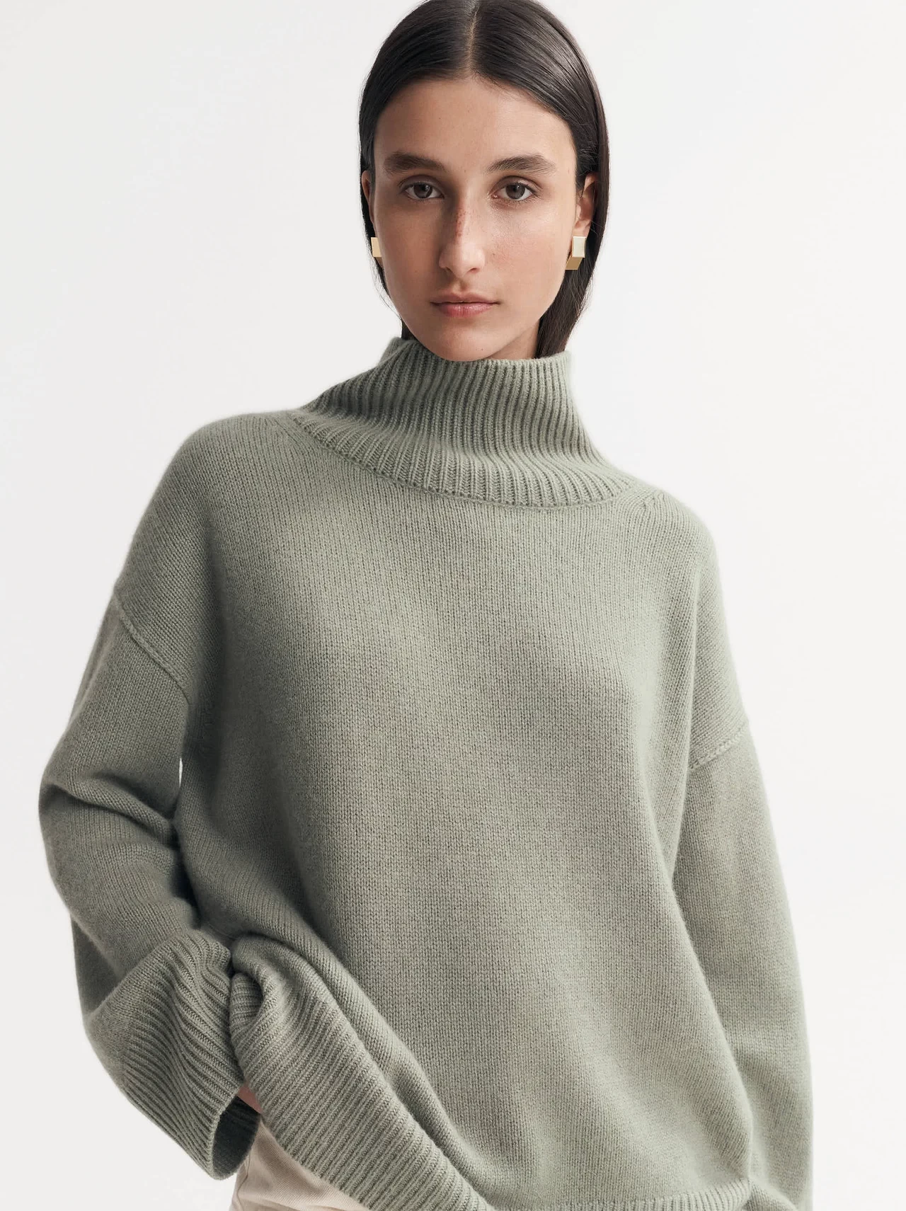 BOYFRIEND TURTLENECK IN GREEN