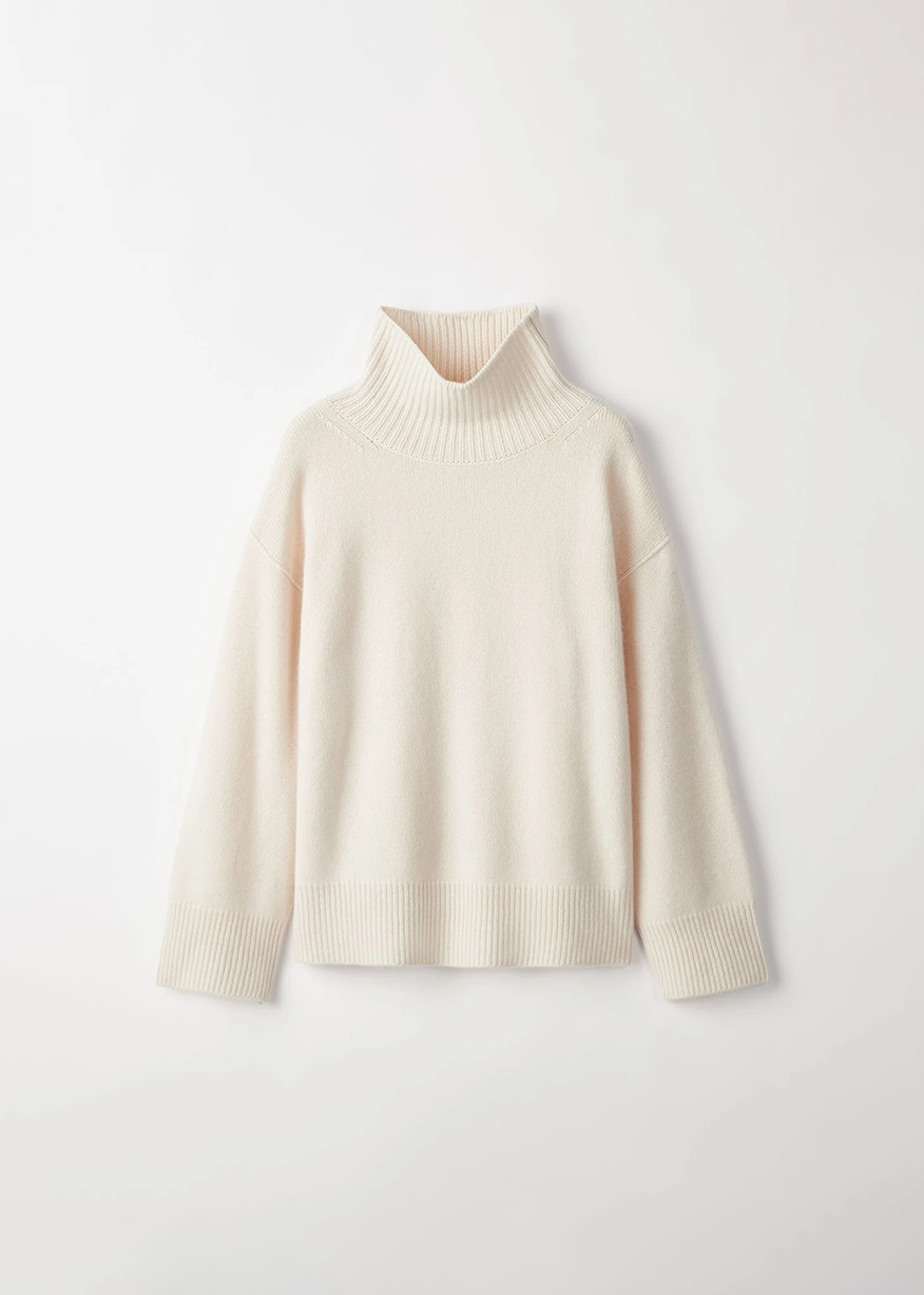 BOYFRIEND TURTLENECK IN WHITE