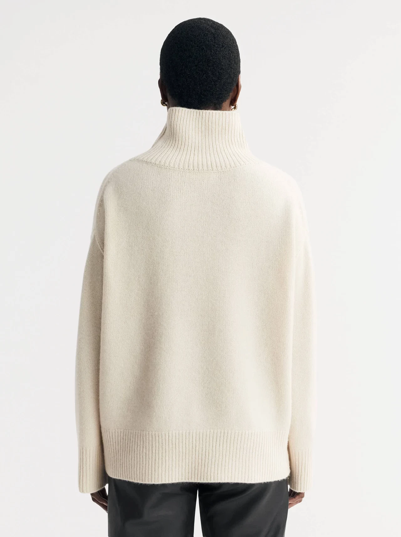 BOYFRIEND TURTLENECK IN WHITE