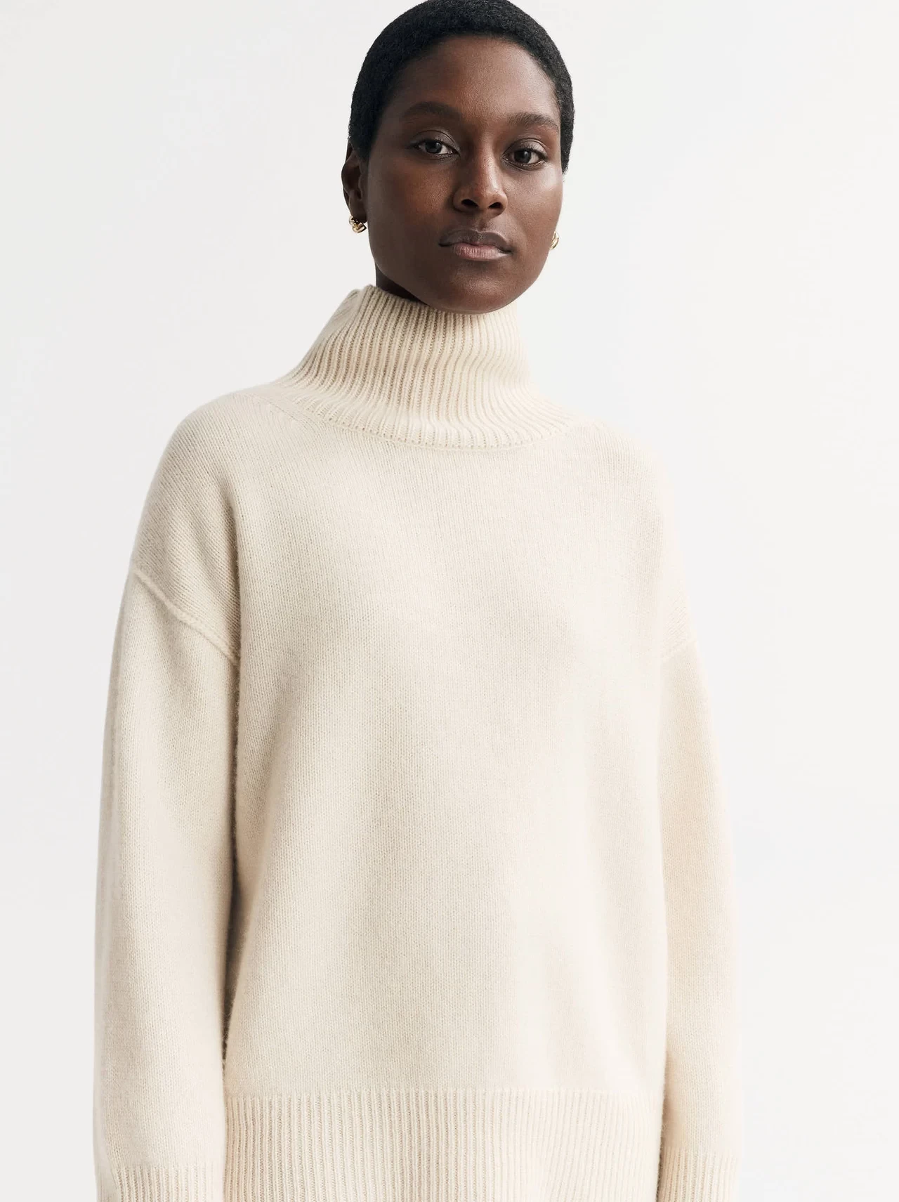 BOYFRIEND TURTLENECK IN WHITE