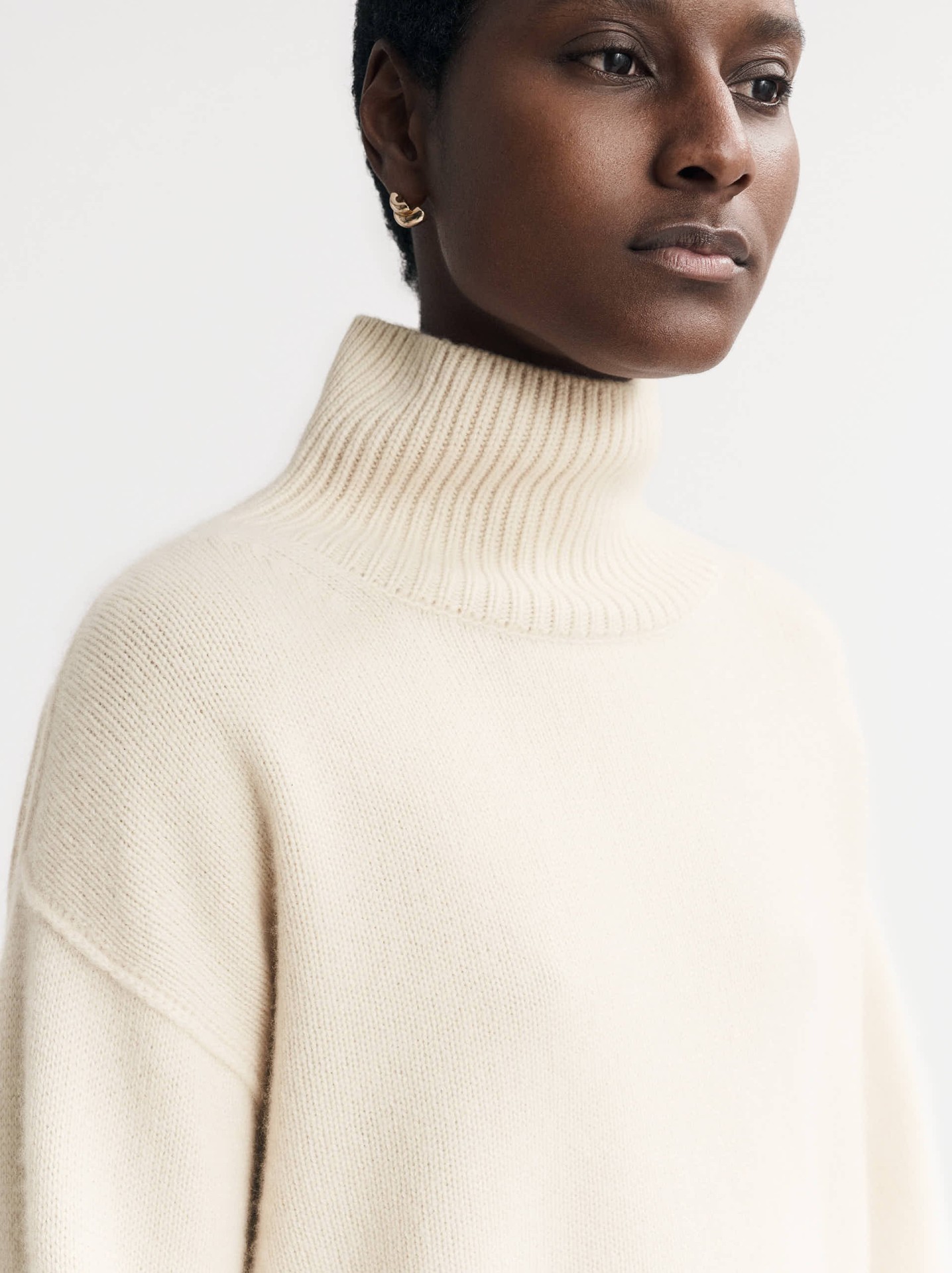 BOYFRIEND TURTLENECK IN WHITE