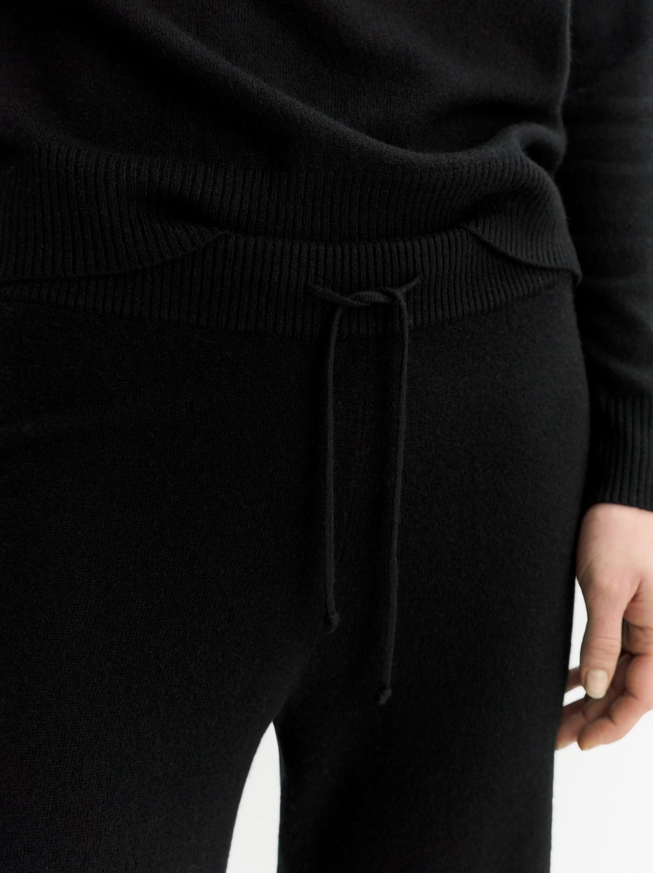 CASHMERE SET IN BLACK