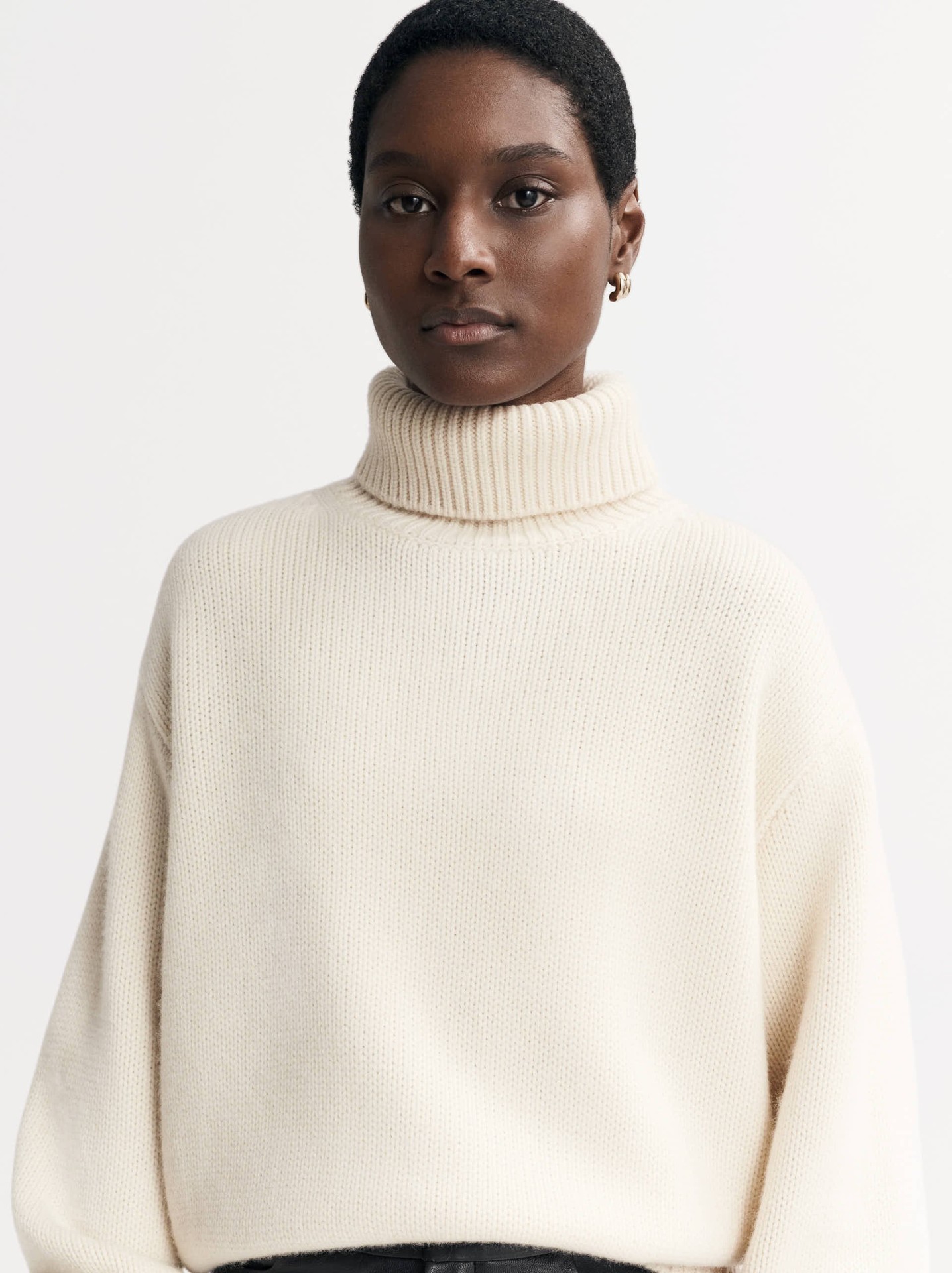 CHUNKY TURTLENECK IN WHITE