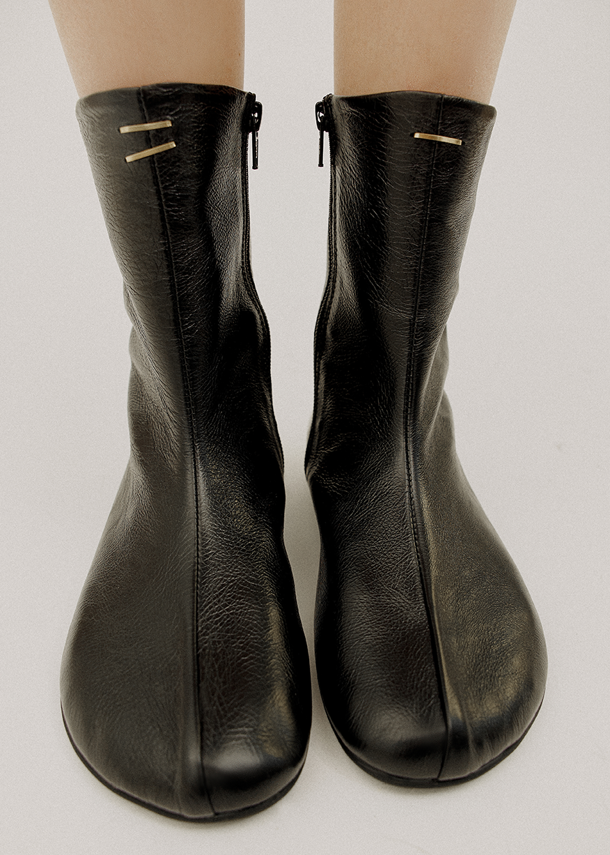 CLIP BOOTS IN BLACK