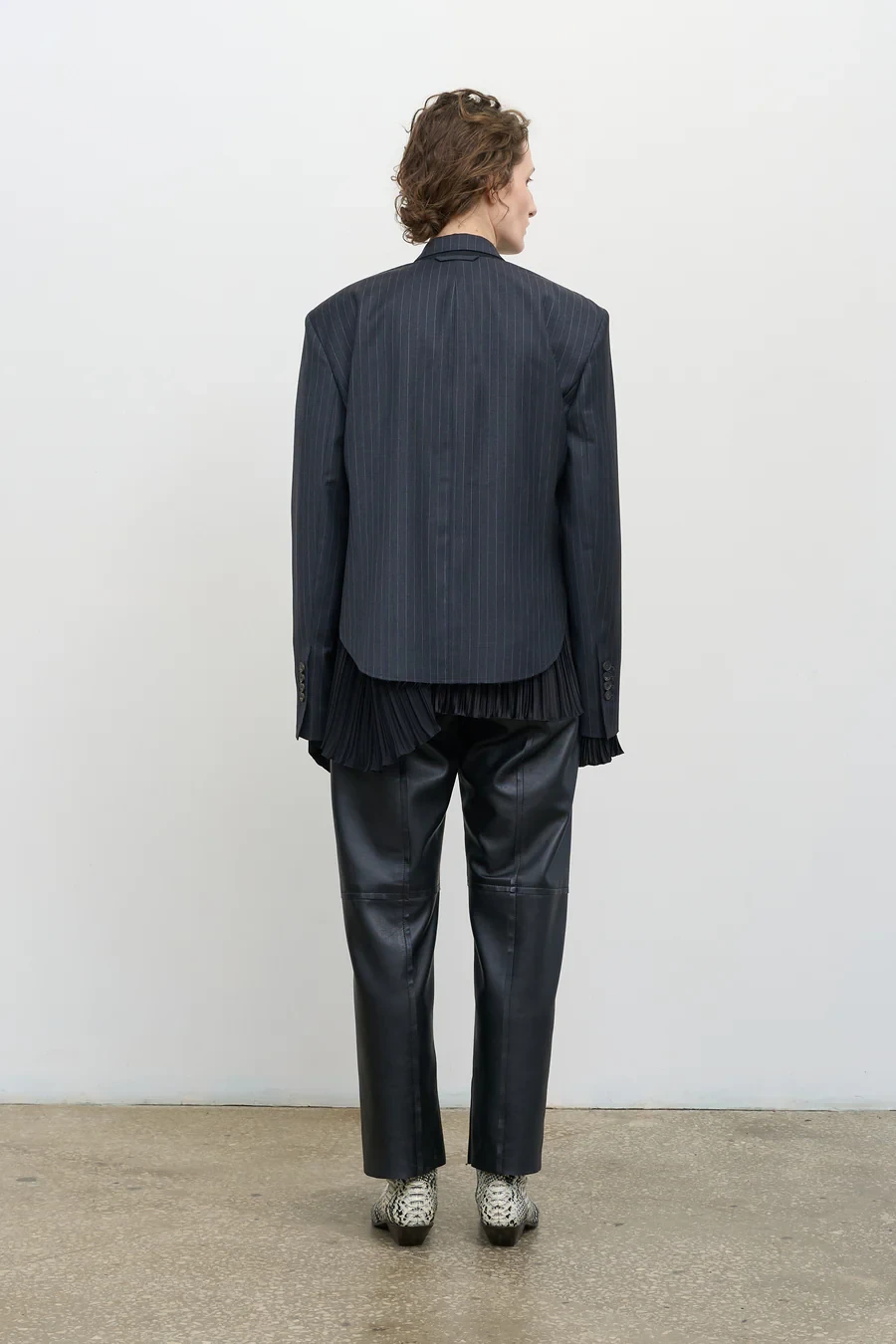 CROPPED PINSTRIPE JACKET IN GREY