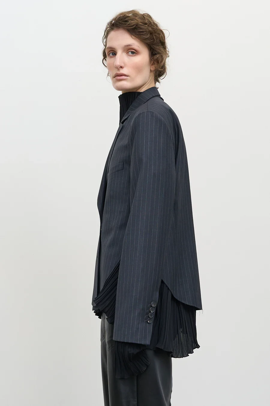 CROPPED PINSTRIPE JACKET IN GREY