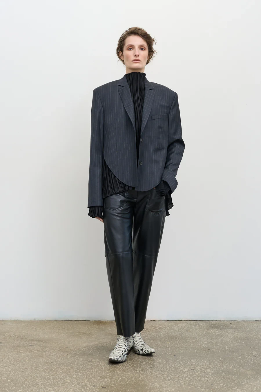CROPPED PINSTRIPE JACKET IN GREY
