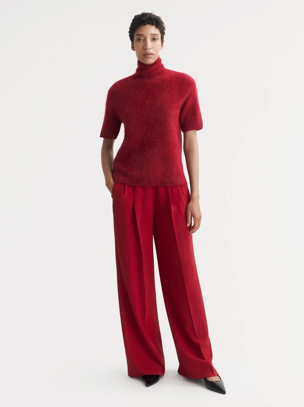 CUDDLE TURTLENECK IN LIPSTICK RED