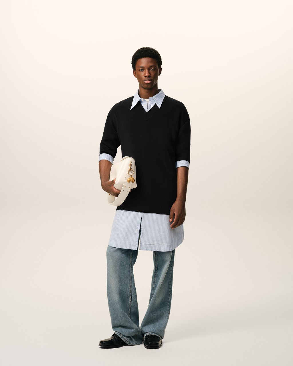 SHORT SLEEVES V NECK SWEATER IN BLACK