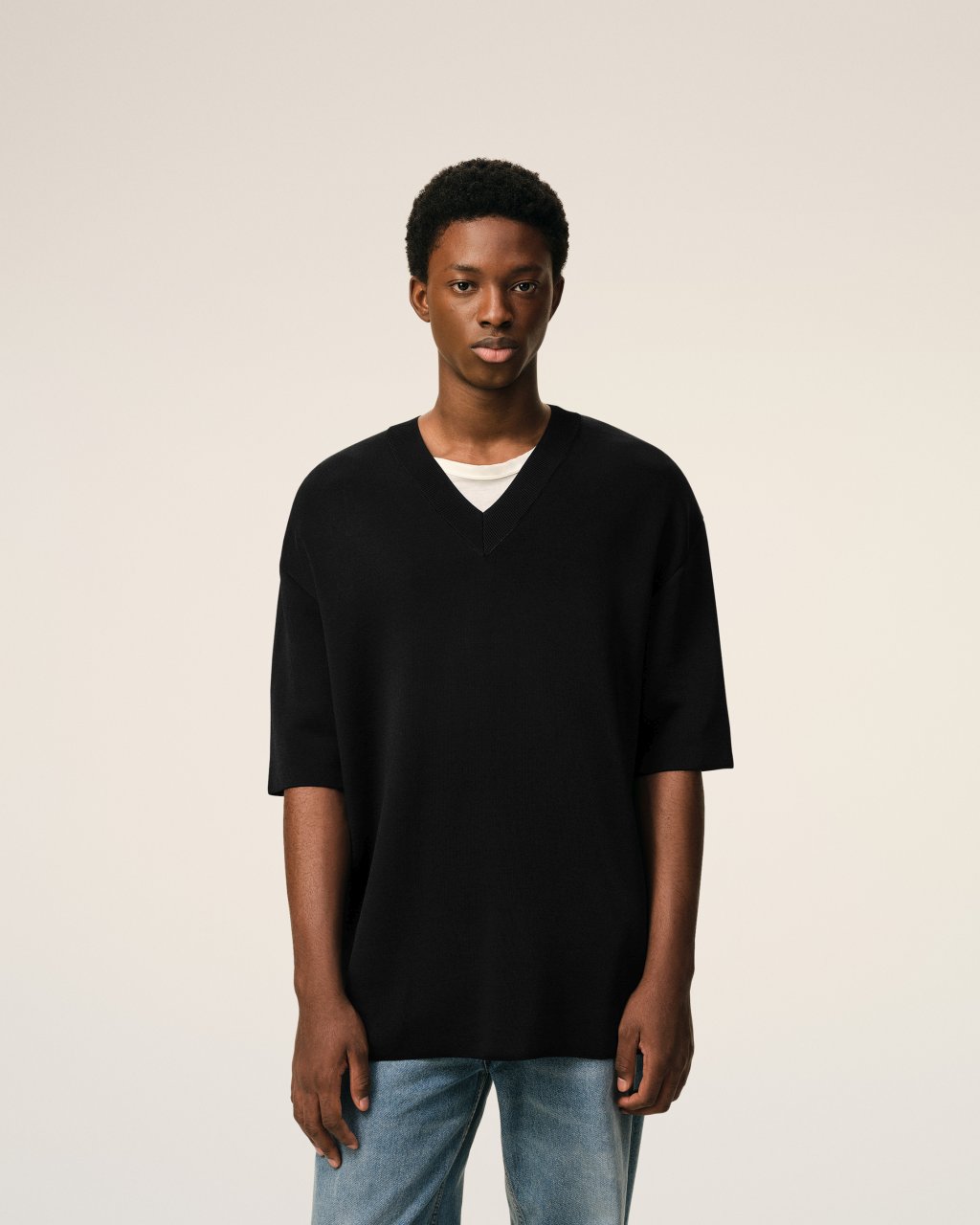 SHORT SLEEVES V NECK SWEATER IN BLACK