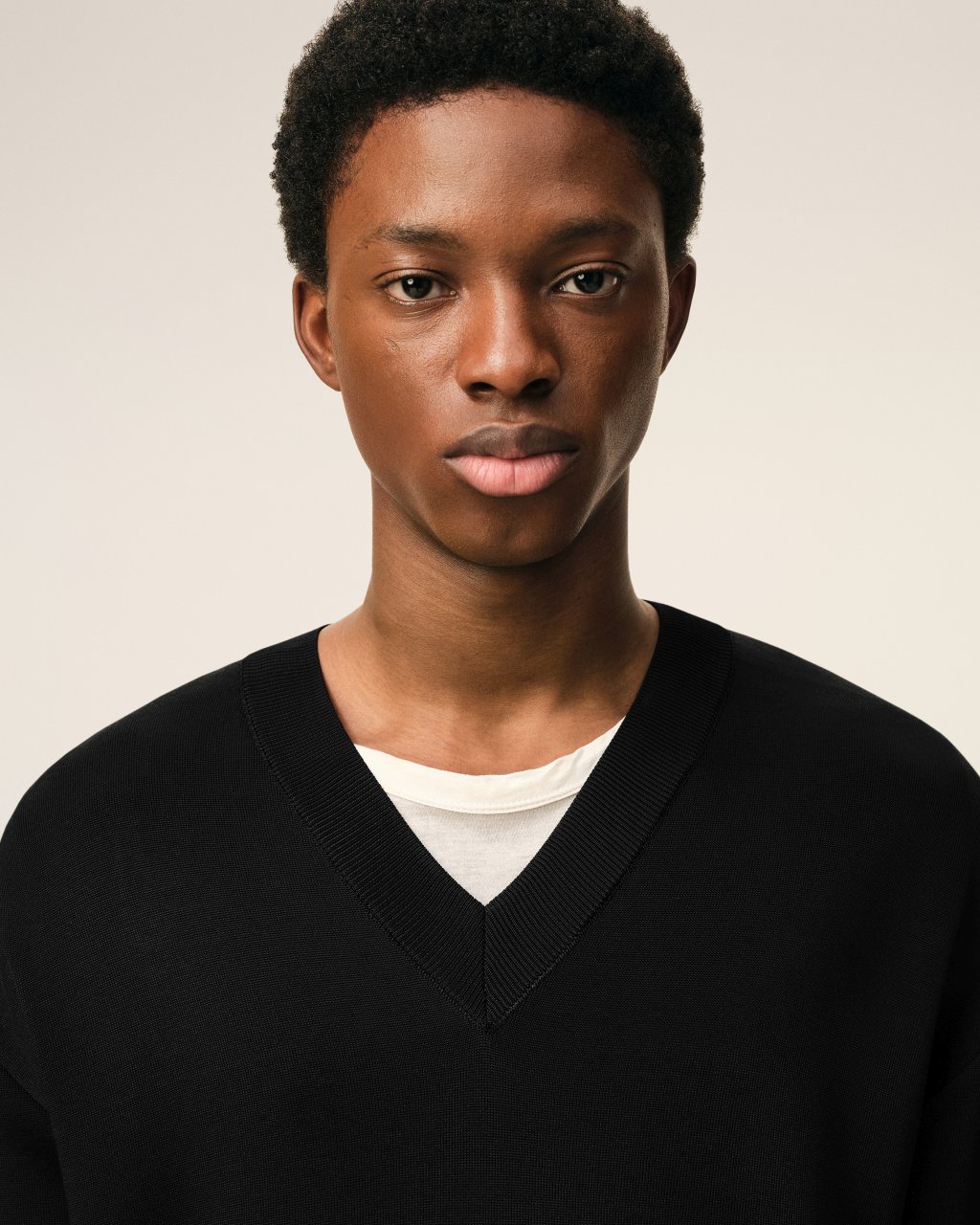 SHORT SLEEVES V NECK SWEATER IN BLACK