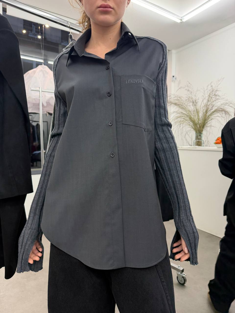 SHIRT WITH RIBBED-KNIT SLEEVES