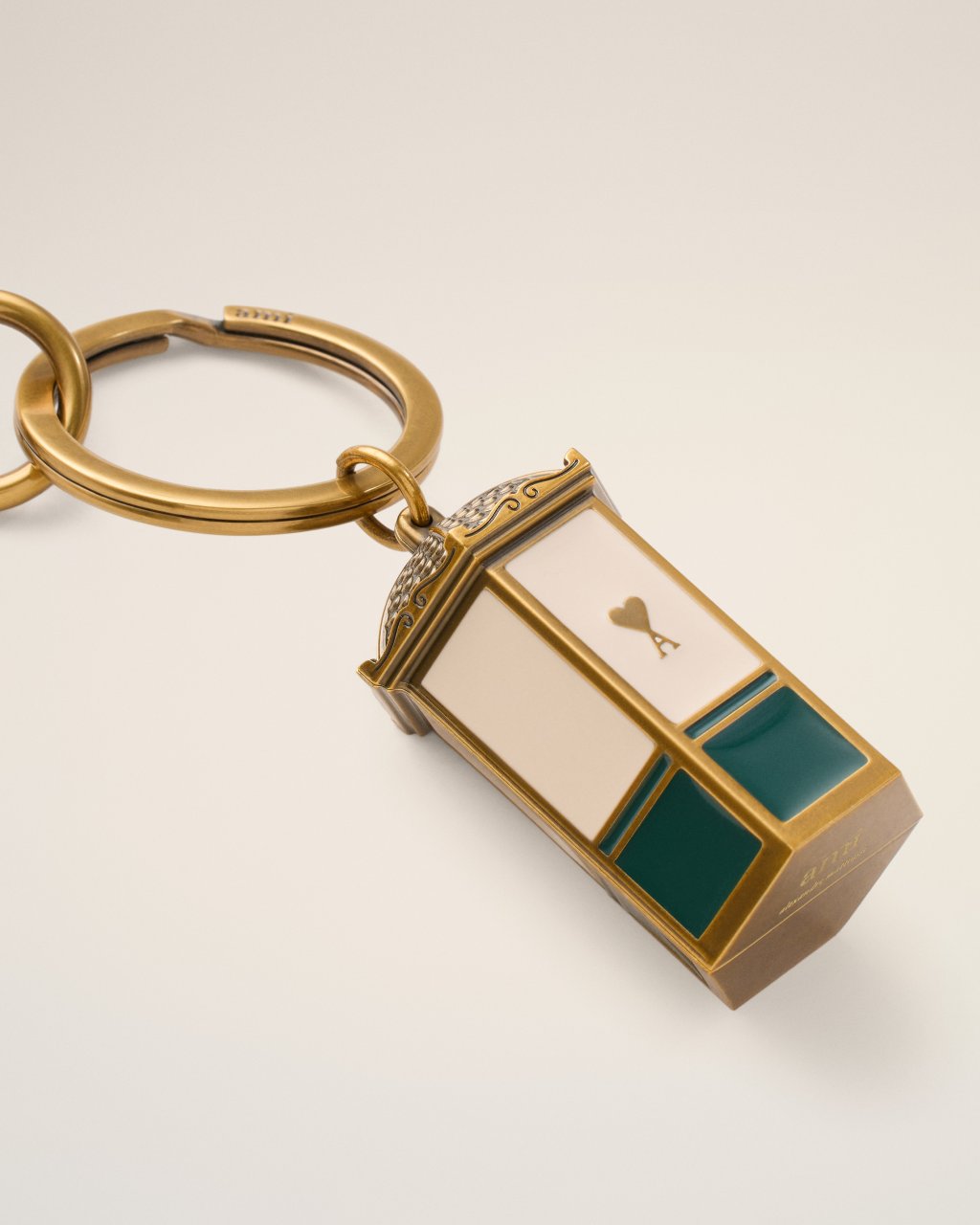 AMI DE COEUR KIOSK KEYRING IN ECRU/VERT 
