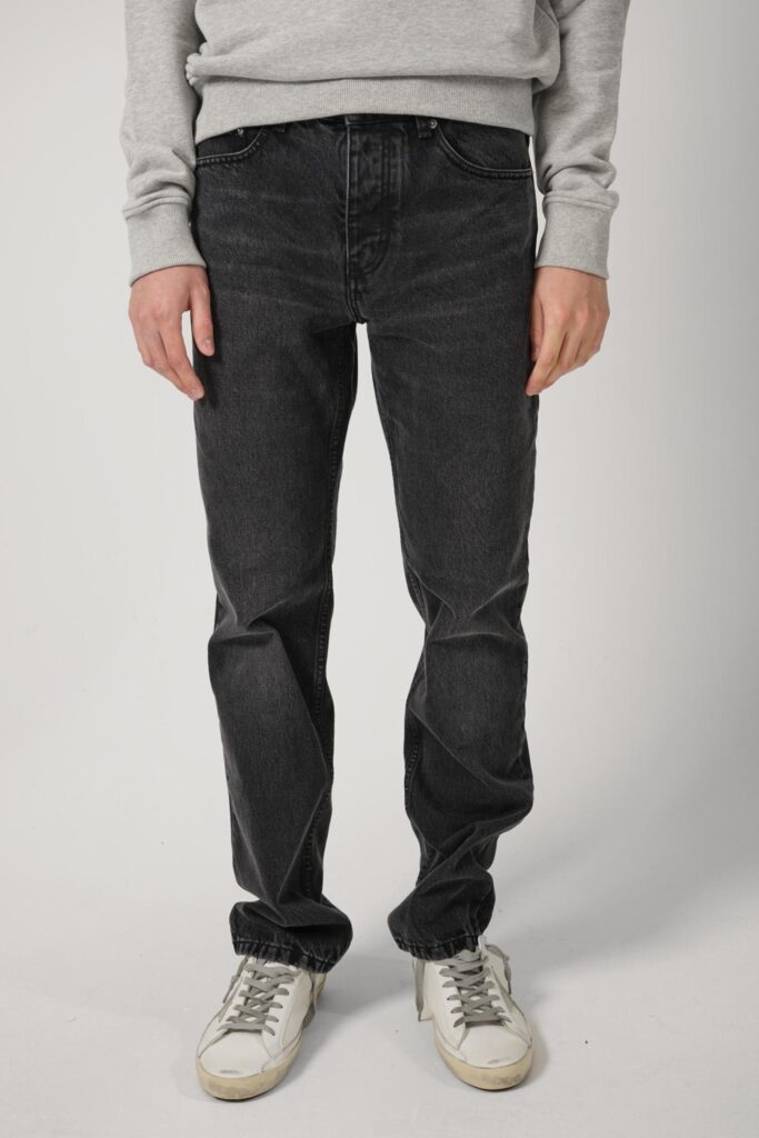 CLASSIC FIT JEANS IN USED BLACK