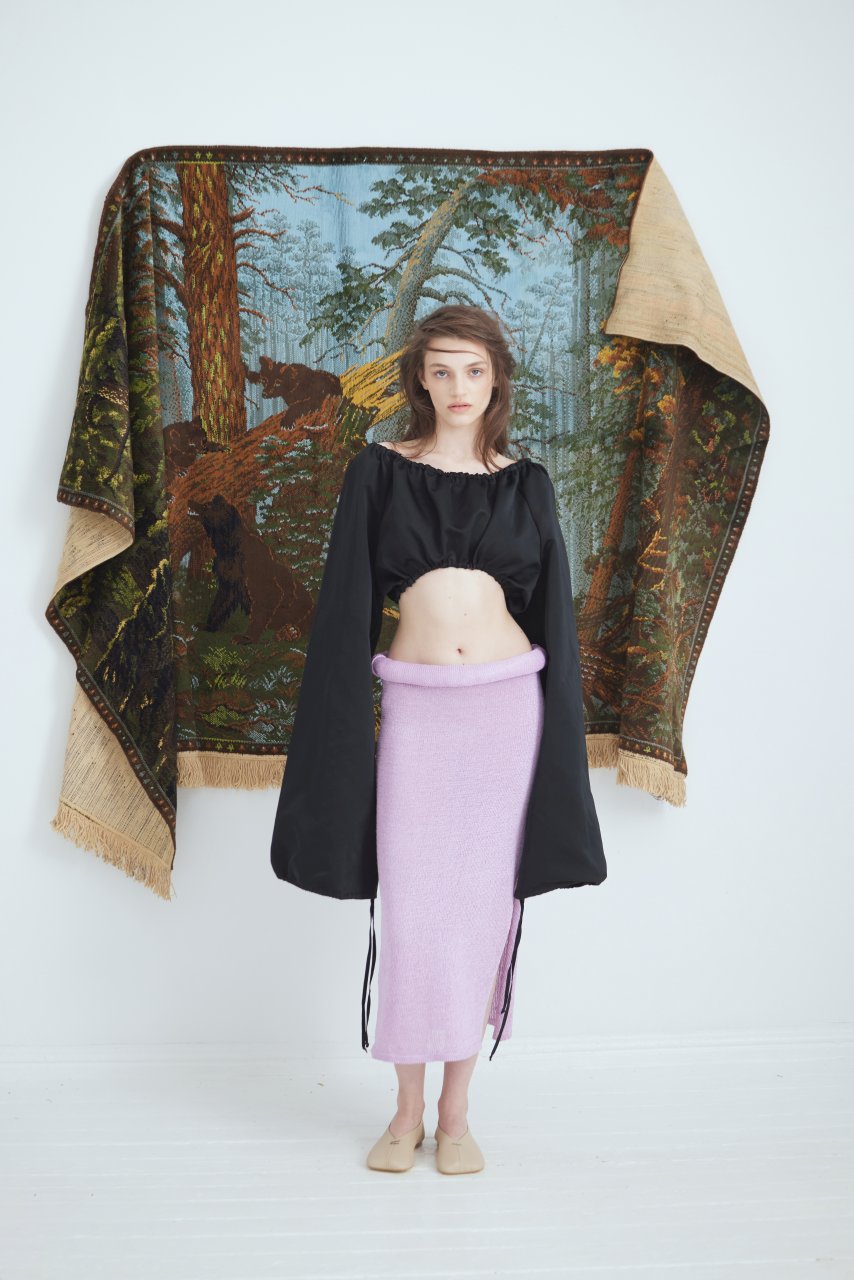 BLACK TOP WITH VOLUMINOUS SLEEVES