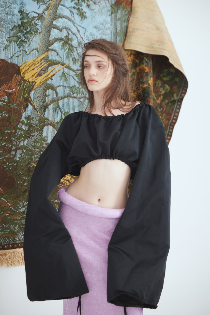 BLACK TOP WITH VOLUMINOUS SLEEVES