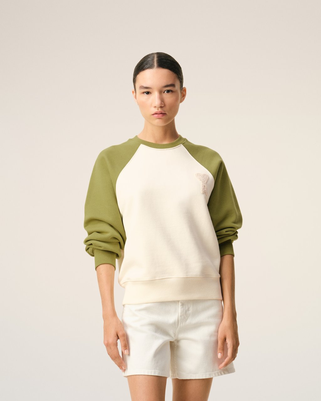 BOXY FIT CREWNECK WITH AMI DE COEUR KNITTED PATCH IN BLANC CREME/MATCHA
