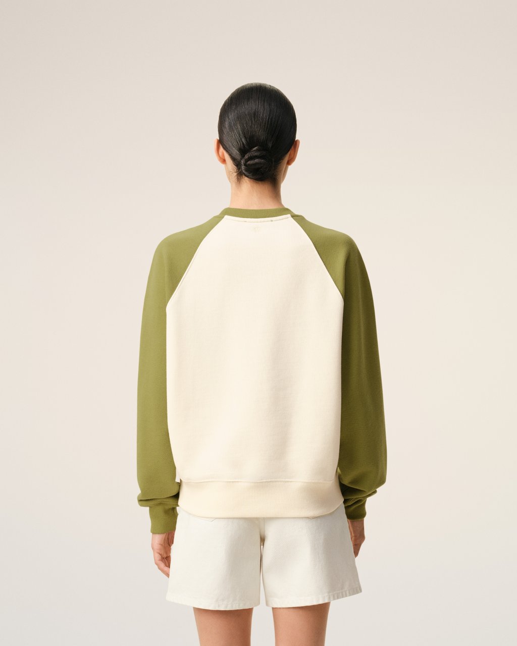 BOXY FIT CREWNECK WITH AMI DE COEUR KNITTED PATCH IN BLANC CREME/MATCHA