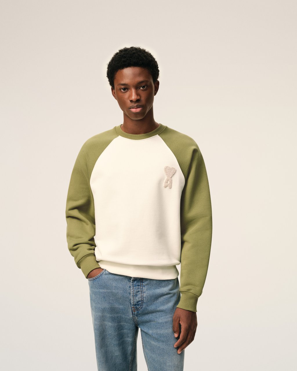BOXY FIT CREWNECK WITH AMI DE COEUR KNITTED PATCH IN BLANC CREME/MATCHA