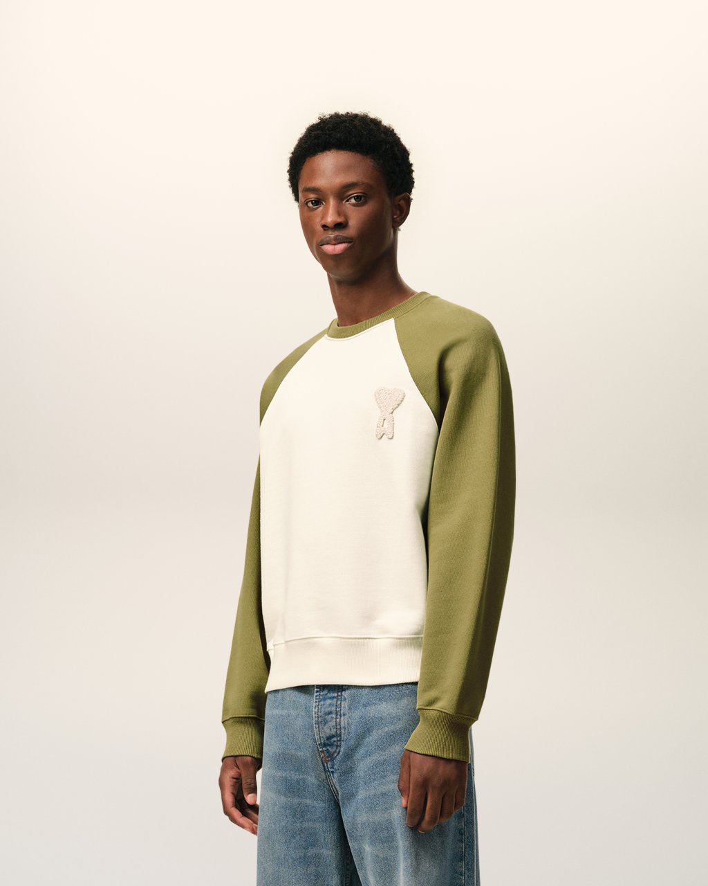 BOXY FIT CREWNECK WITH AMI DE COEUR KNITTED PATCH IN BLANC CREME/MATCHA