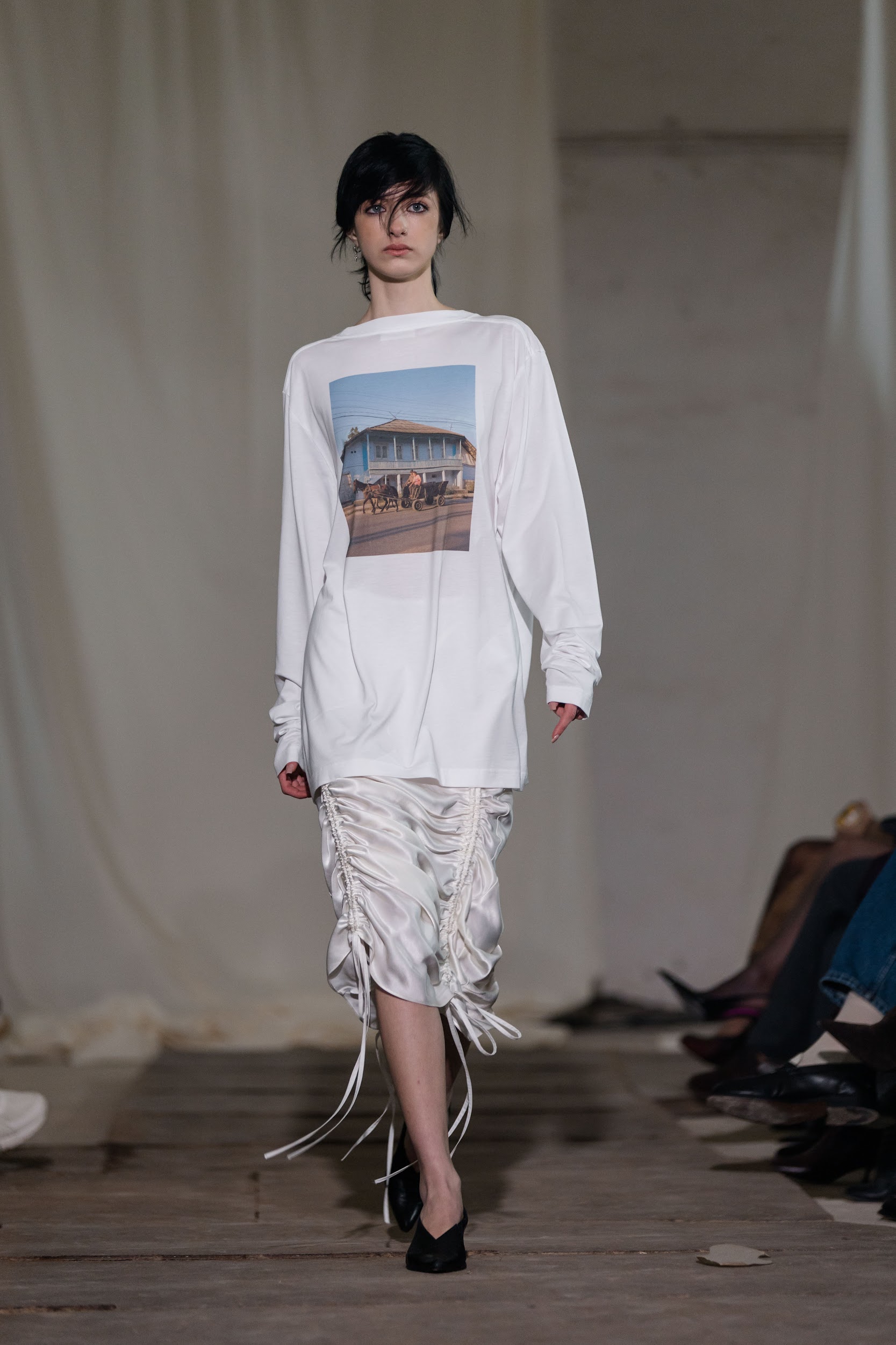 WHITE CURTAIN-STYLE SKIRT