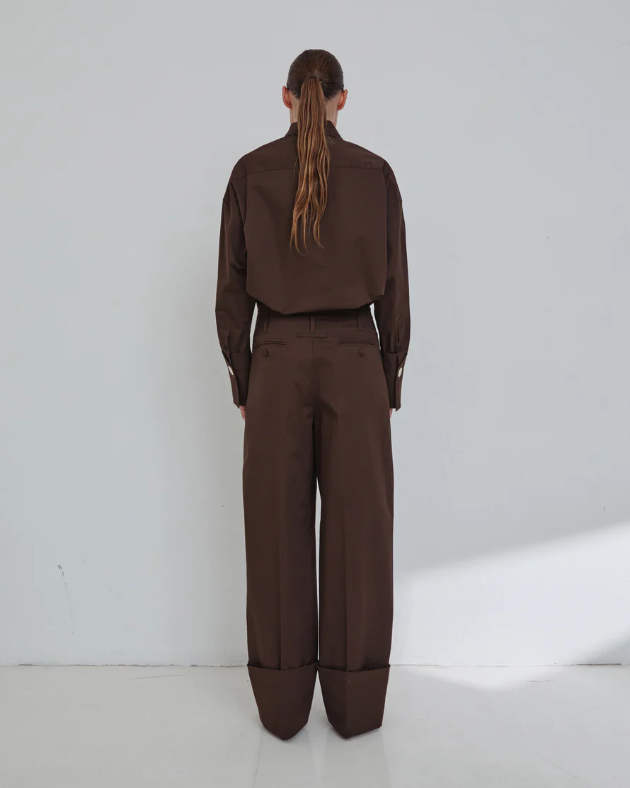 DIANA - TAILORED CUFF POPELINE PANTS IN DARK BROWN