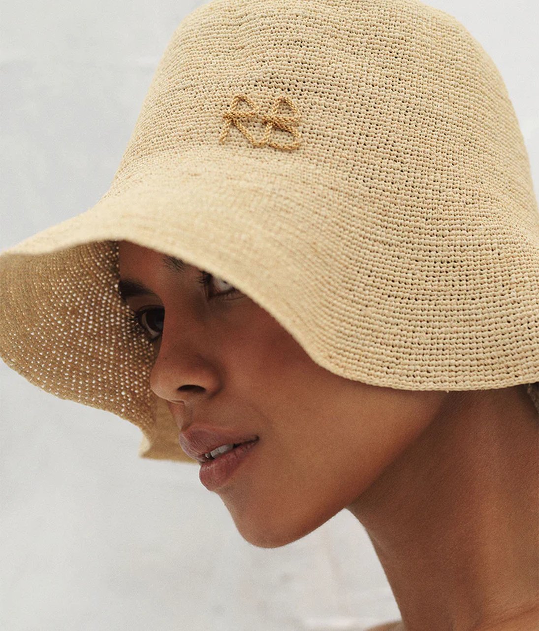 BUCKET HAT IN NATURAL STRAW