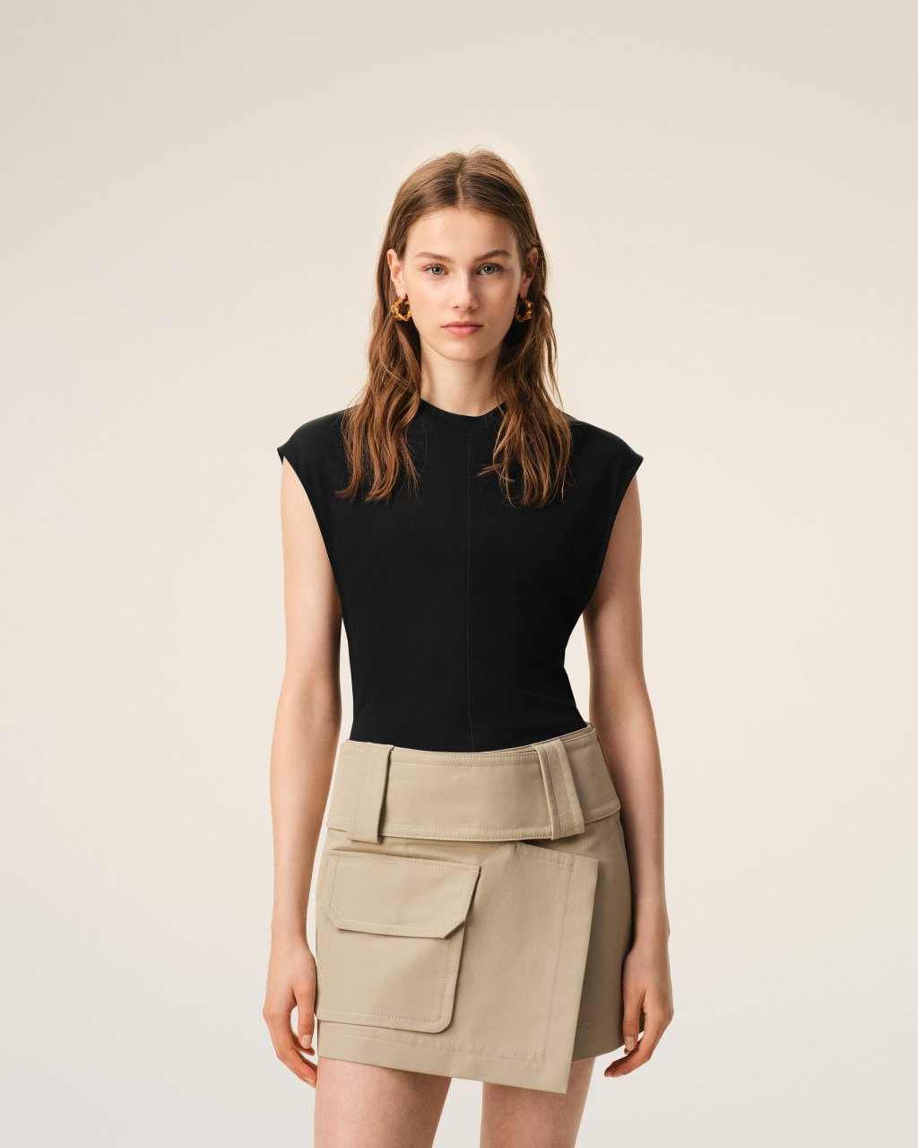 SLEEVELESS FITTED TOP IN BLACK
