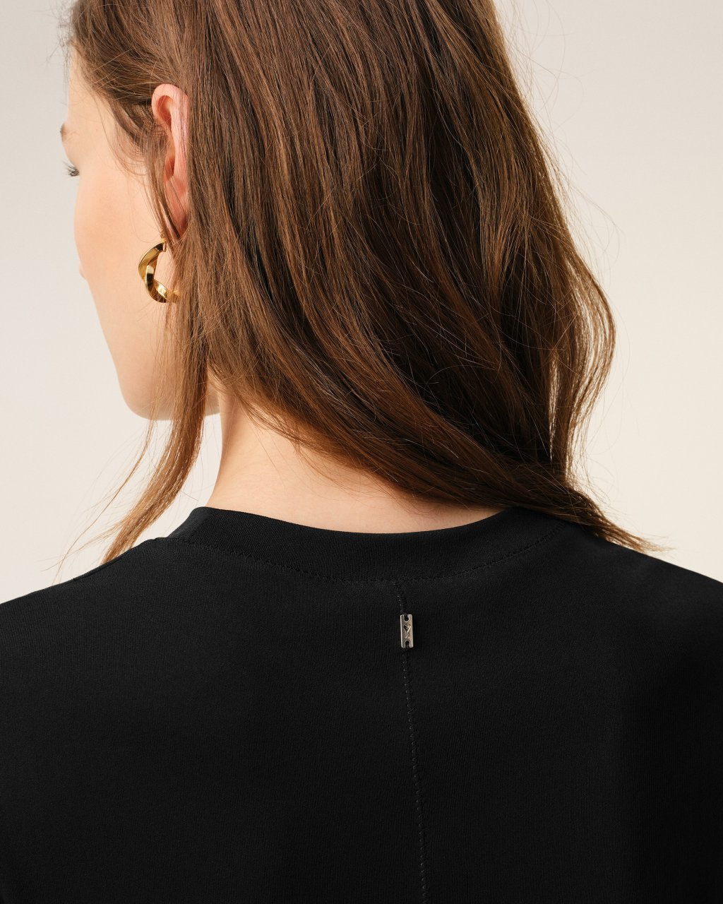 SLEEVELESS FITTED TOP IN BLACK
