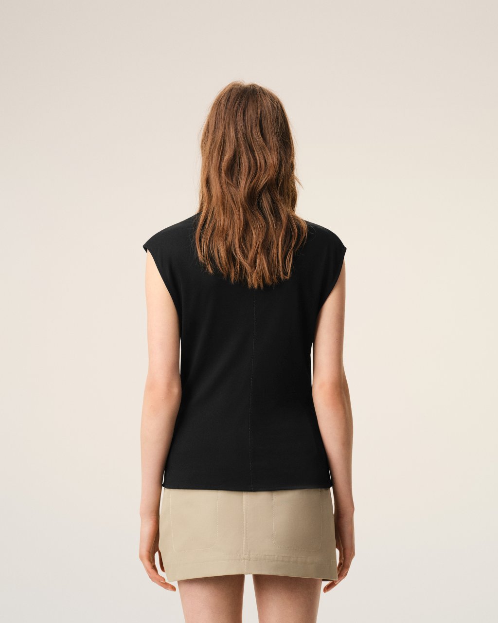 SLEEVELESS FITTED TOP IN BLACK