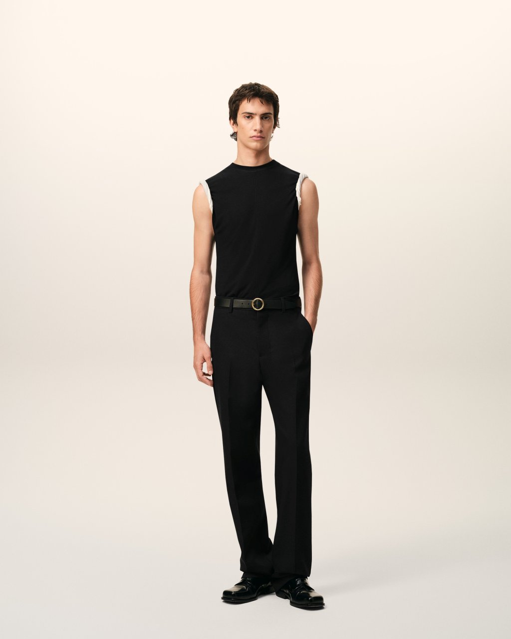 SLEEVELESS FITTED TOP IN BLACK