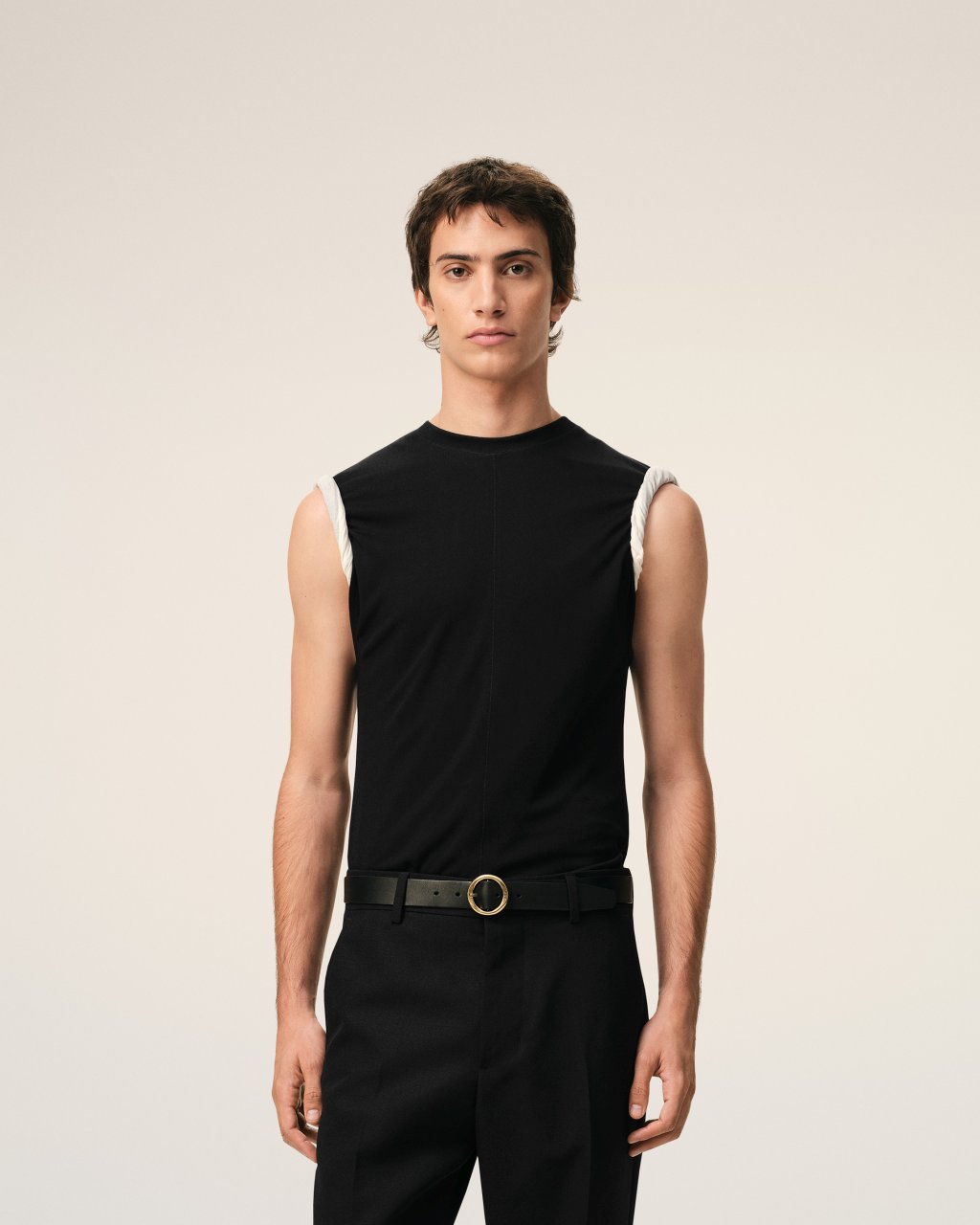 SLEEVELESS FITTED TOP IN BLACK