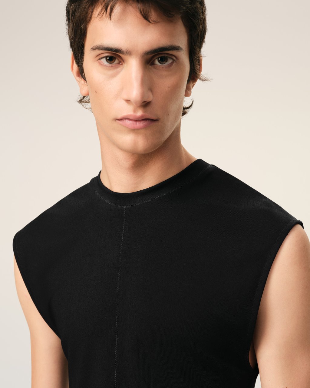 SLEEVELESS FITTED TOP IN BLACK
