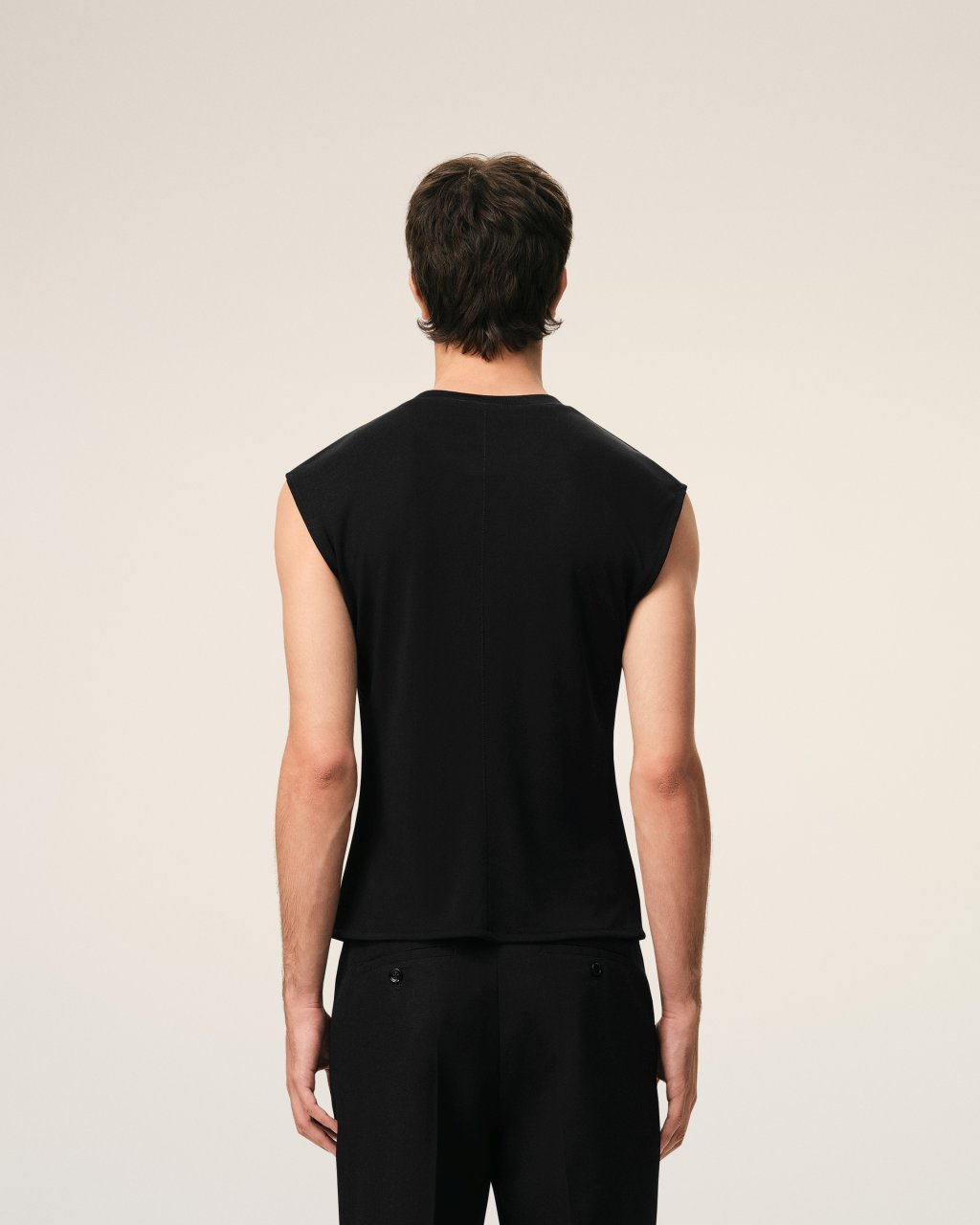 SLEEVELESS FITTED TOP IN BLACK