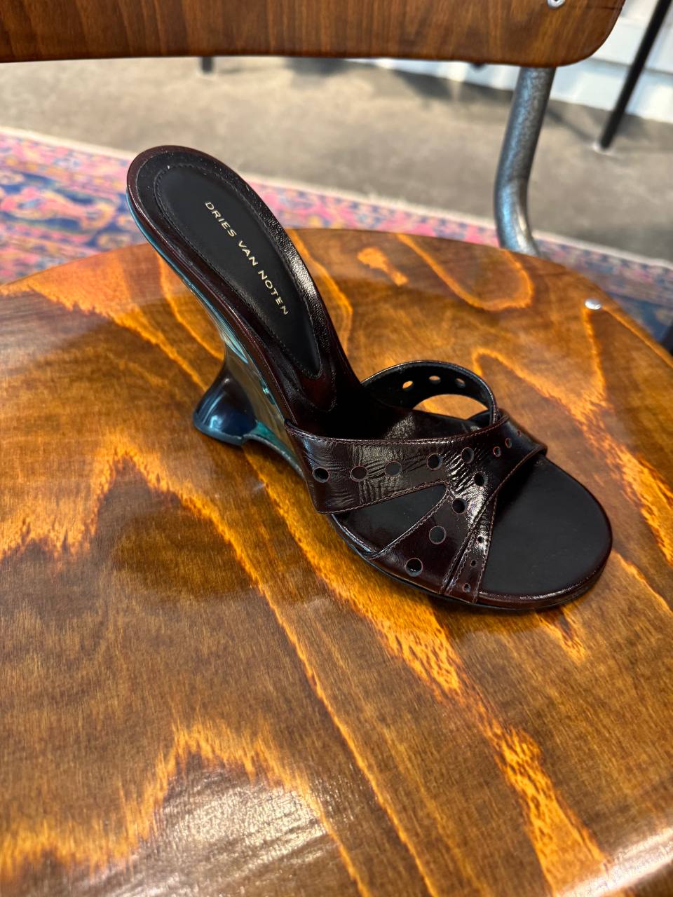 OPEN-TOE LEATHER MULES IN RUBY