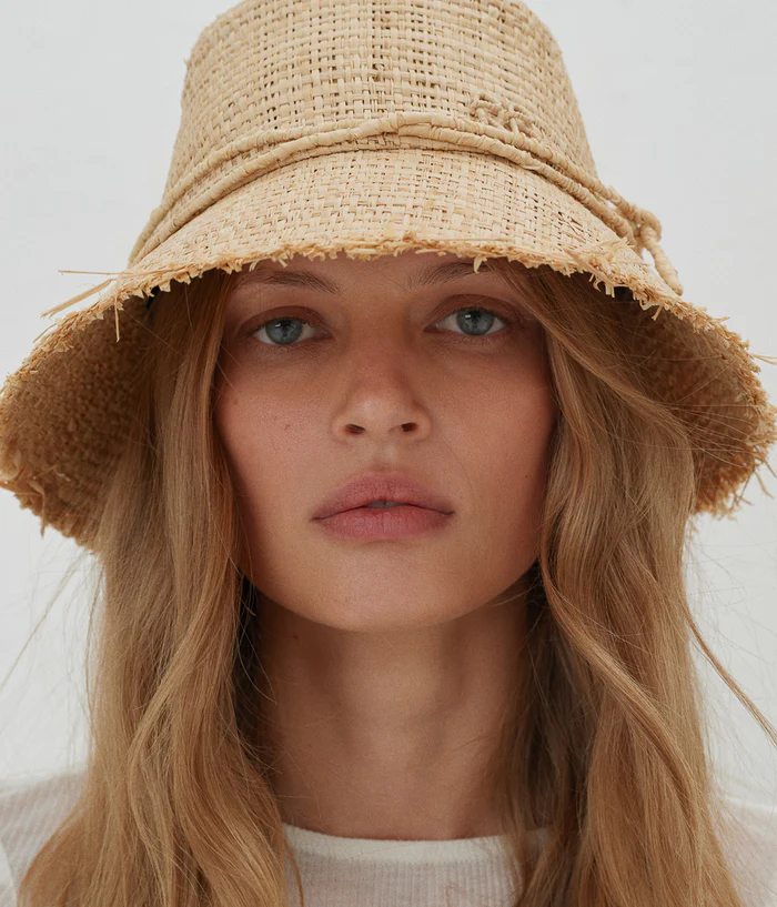BUCKET HAT IN NATURAL STAW