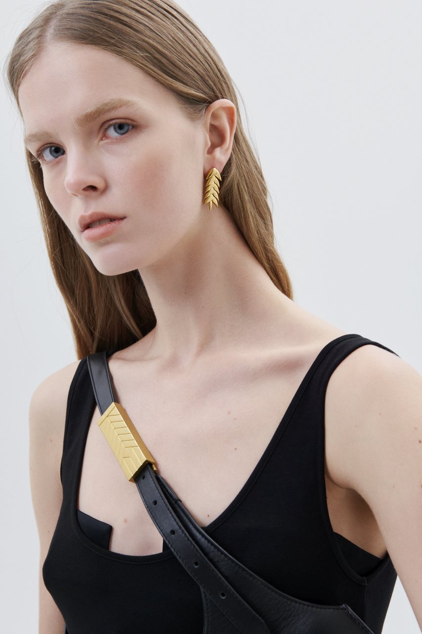 SPIKELET SHORT EARRINGS IN GOLD